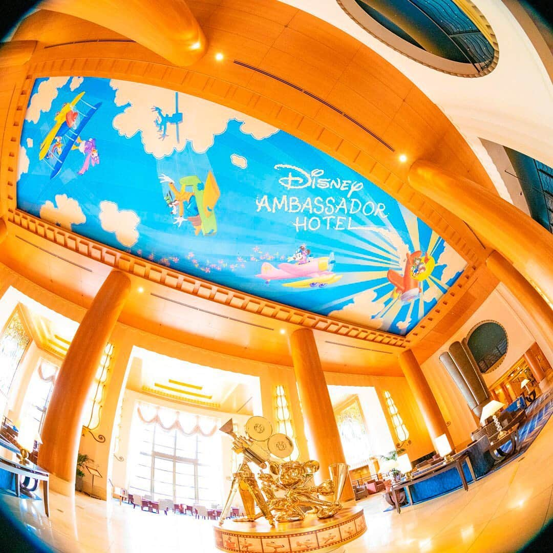 東京ディズニーリゾートさんのインスタグラム写真 - (東京ディズニーリゾートInstagram)「Welcome to Disney Ambassador Hotel✨ 青空の中をひとっ飛び！ #disneyambassadorhotel #tokyodisneyresort #ディズニーアンバサダーホテル #東京ディズニーリゾート」11月9日 13時42分 - tokyodisneyresort_official