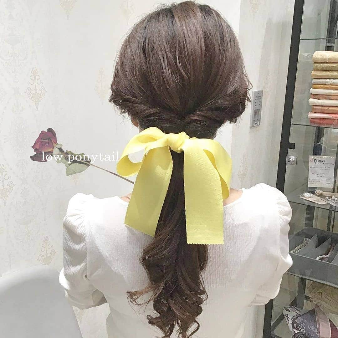 ヘアメイク&ネイル専門店 アトリエはるかさんのインスタグラム写真 - (ヘアメイク&ネイル専門店 アトリエはるかInstagram)「アトリエはるか舞浜イクスピアリ店にはディズニーに行かれる前にヘアセットをしに来る方が多くいらっしゃいます🏰💫﻿ ﻿ 中でも最近オープンした美女と野獣をテーマにしたエリアにぴったりの町ベルや町娘のスタイルはとっても人気です👗🧺🥖🎀﻿ ﻿ 皆様も是非イン前にヘアセットしに来てくださいね🥰❣️﻿ ﻿ photo by @atelierharuka_mi﻿ • • • • • •﻿ 👒﻿ .﻿ 町ベルスタイル🔔🌹﻿ ﻿ 美女と野獣の新エリアにぴったりでとってもお似合いでした🥺💓﻿ ﻿ ローポニーテールでも少しアレンジを変えるのも統一感があって可愛いですね🥰﻿ ﻿ ※プリンセスヘアなどのお時間がかかるものの場合チャージ料金を頂く場合がございます😢﻿ ﻿ stylist：猪川﻿ ﻿ ＊ヘアセット＊¥2900+TAX﻿ ピンやゴムを使ったアップやハーフアップ﻿ ﻿ ＊ヘアアレンジ＊¥1900+TAX﻿ 巻き髪のみのダウンスタイル﻿ ﻿ ⚠️ご希望のスタイルによって別途チャージ料を頂いております。﻿ ﻿ 【WEB予約】﻿ ホットペッパービューティーからご予約を承っております☺︎﻿ トップ画面のURLよりご予約下さい📱﻿ ﻿ TEL予約、ご不明点ご質問等は(047-304-2900)にお電話ください📞﻿ ﻿ 【営業時間】﻿ 現在時短営業中10:00〜19:00(最終受付18:30)﻿ コロナ感染防止対策としてご自宅での検温、マスク着用でのご来店をお願いしております。何卒ご理解、ご協力お願いいたします。﻿ ﻿ ＿﻿ #町ベル#美女と野獣#町ベルバウンド#ベル風#ベル風ヘアアレンジ#プリンセスヘア#双子コーデ#双子コーデディズニー#ヘアセット #ヘアメイク #ヘアアレンジ #ヘアスタイル #アレンジ #美容師 #美容 #お出かけアレンジ #ローポニー #ディズニーヘア #ディズニー #イクスピアリ #アトリエはるか #atelierharuka #disney #hairstyle #hairmakeup #hair」11月9日 13時42分 - atelierharuka_official