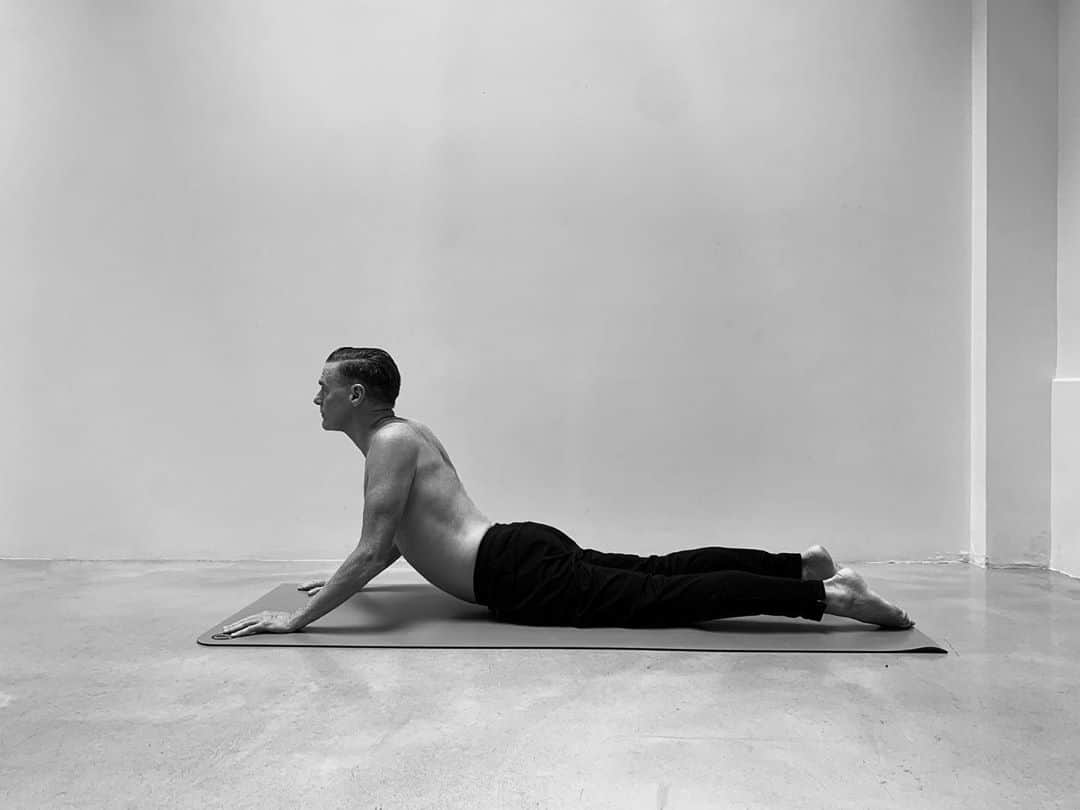 ブライアン・アダムスのインスタグラム：「Stretch! 🙂」
