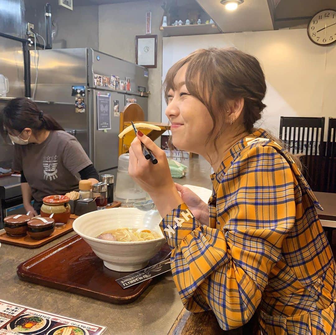 須田亜香里さんのインスタグラム写真 - (須田亜香里Instagram)「子供の頃、私はここのラーメンでラーメンの味を覚えました☺️ 今は2代目の店主の味。 受け継いでいる懐かしい味もありながら、あさりの香りと繊細さが増している印象でした💓 あっさりなんだけど、太麺だから食べ応えもあってそこがまたクセになる！ そしてメンマが最高だった🥰 すごく柔らかくて、繊維を感じずに簡単に噛み切れるんだけど、口いっぱいに含んでもぐもぐ食べると幸せになるの。 美味しかったです。 ごちそうさまでした💓 #あさりスープの手もみラーメン #ske48ラーメン部 #ふぅふぅ女子 #ラーメン女子 . 11月6日(金) こちらのお店が出演したクイズ番組 【列島縦断生中継 #クイズニュースLIVE 今週の日経読んだ？】の 愛知県の中継会場だったのです。 ただでさえお時間と場所をいただけて感謝しかなかったのに、たくさんおもてなしもしていただいて…本当にありがとうございました😭💓 お手紙とお誕生日プレゼントもいただいて…この感謝はラーメンを食べてお返しさせていただきます🍜 . クイズではFM AICHI #須田亜香里の部屋 リスナーさんはおなじみのCent Heavenから加藤秋香ちゃんと前川綾音ちゃんが応援団として💕 私の友達で一番頭がいい歩ちゃんが出演してくれて楽しかった😋❤️ 私のミスで優勝逃しちゃったけど本当にありがとうー！ . .」11月9日 13時57分 - akarisuda