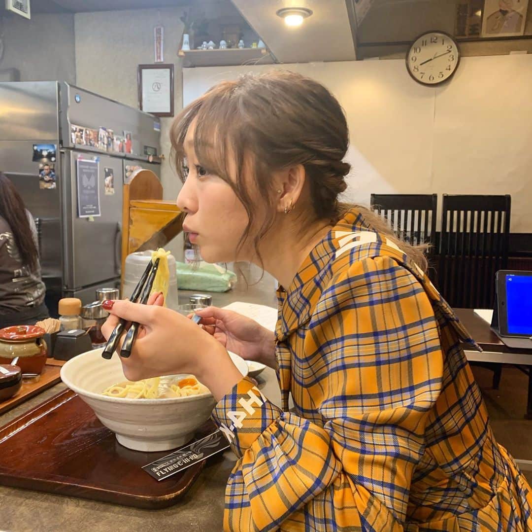 須田亜香里さんのインスタグラム写真 - (須田亜香里Instagram)「子供の頃、私はここのラーメンでラーメンの味を覚えました☺️ 今は2代目の店主の味。 受け継いでいる懐かしい味もありながら、あさりの香りと繊細さが増している印象でした💓 あっさりなんだけど、太麺だから食べ応えもあってそこがまたクセになる！ そしてメンマが最高だった🥰 すごく柔らかくて、繊維を感じずに簡単に噛み切れるんだけど、口いっぱいに含んでもぐもぐ食べると幸せになるの。 美味しかったです。 ごちそうさまでした💓 #あさりスープの手もみラーメン #ske48ラーメン部 #ふぅふぅ女子 #ラーメン女子 . 11月6日(金) こちらのお店が出演したクイズ番組 【列島縦断生中継 #クイズニュースLIVE 今週の日経読んだ？】の 愛知県の中継会場だったのです。 ただでさえお時間と場所をいただけて感謝しかなかったのに、たくさんおもてなしもしていただいて…本当にありがとうございました😭💓 お手紙とお誕生日プレゼントもいただいて…この感謝はラーメンを食べてお返しさせていただきます🍜 . クイズではFM AICHI #須田亜香里の部屋 リスナーさんはおなじみのCent Heavenから加藤秋香ちゃんと前川綾音ちゃんが応援団として💕 私の友達で一番頭がいい歩ちゃんが出演してくれて楽しかった😋❤️ 私のミスで優勝逃しちゃったけど本当にありがとうー！ . .」11月9日 13時57分 - akarisuda