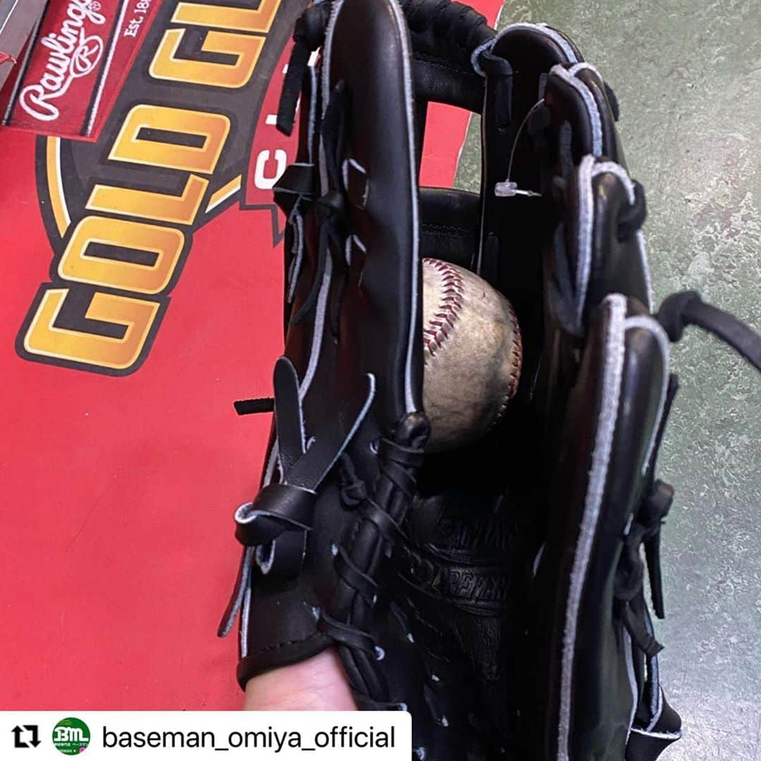 Rawlings Japanさんのインスタグラム写真 - (Rawlings JapanInstagram)「#Repost @baseman_omiya_official with @make_repost ・・・ カスタムローリングス硬式用グラブ‼️ パッチを黒シルバーに型付け済 はさむことできるし、握ることもできる万能な型 気になる点があればDMにてお答え致します‼️ ご来店された方はスタッフまでお声かけください🙇‍♂️ ぜひ一度はめて実感してください😊  通販も可能ですので気になる方はDMでご連絡ください‼️  #ローリングス #硬式用グラブ #外野手用 #PROPREFERRED #BH8型 #サイズ12.5 #小指2本入れ対応 #しっかり掴む外野手用 #パッチ交換 #略してパチコウ #型付け済 #baseman #omiya @rawlings_japan_llc」11月9日 13時50分 - rawlings_japan_llc