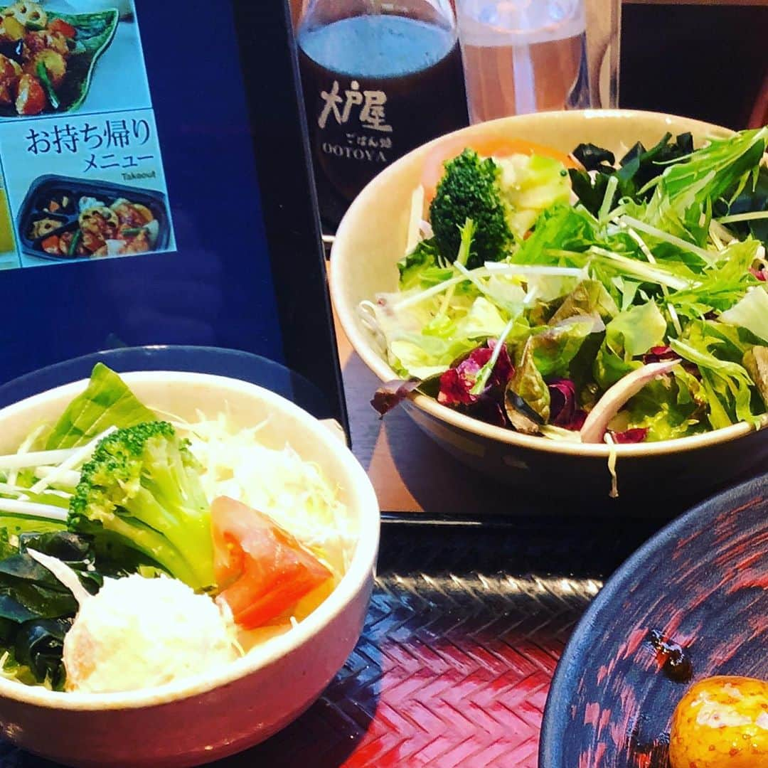 あつひろさんのインスタグラム写真 - (あつひろInstagram)「定食にサラダ付いてないと思って、 別でグリーンサラダ付けたら… もともと付いてた🥗  サラダめっちゃ好きなやつみたいになって、、店員さんに2度見されたwww  大戸屋さんのコスパ最高👍  #大戸屋 #ランチ  #すけそう鱈と野菜の黒酢あん定食 #サラダ好き #🥗」11月9日 13時53分 - atsuhiro0613