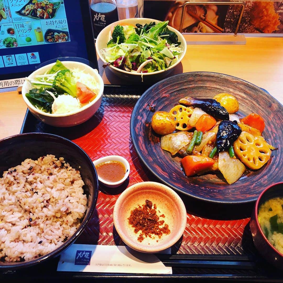 あつひろのインスタグラム：「定食にサラダ付いてないと思って、 別でグリーンサラダ付けたら… もともと付いてた🥗  サラダめっちゃ好きなやつみたいになって、、店員さんに2度見されたwww  大戸屋さんのコスパ最高👍  #大戸屋 #ランチ  #すけそう鱈と野菜の黒酢あん定食 #サラダ好き #🥗」