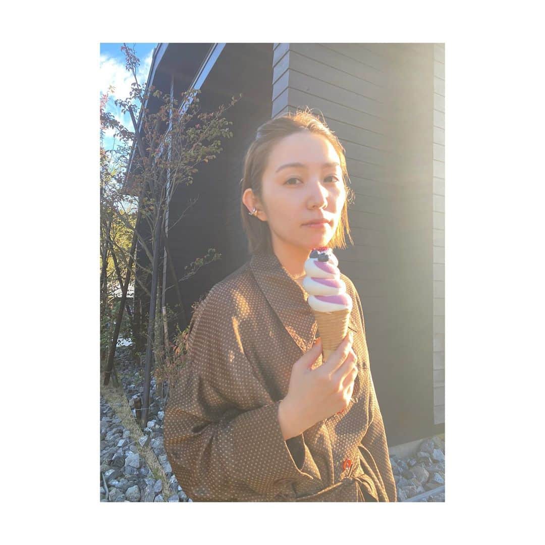 のインスタグラム：「... この日は幸せな1日だったなぁ🍦 空が大きくて、陽があたたかくて😌 大きく息が吸える場所ってとても大切だと思います🌳 (🍦が顎についてるように見えるね、写真って不思議😉)」