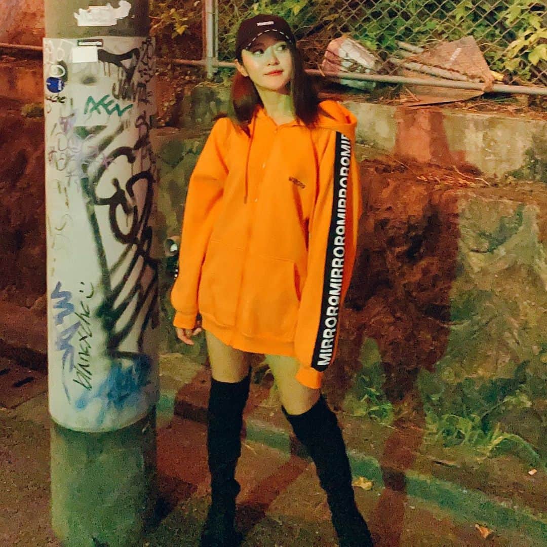 三上玲奈のインスタグラム：「ミラーナインのパーカー思い切って普段着ないオレンジ選んでみた🍊  意外と似合ってる🎉笑 元気に見える感じでチャリにも合うね　笑笑❤️  #ミラーナイン　#パーカー　#mirror9 #オレンジ　#fashion #streetfashion」