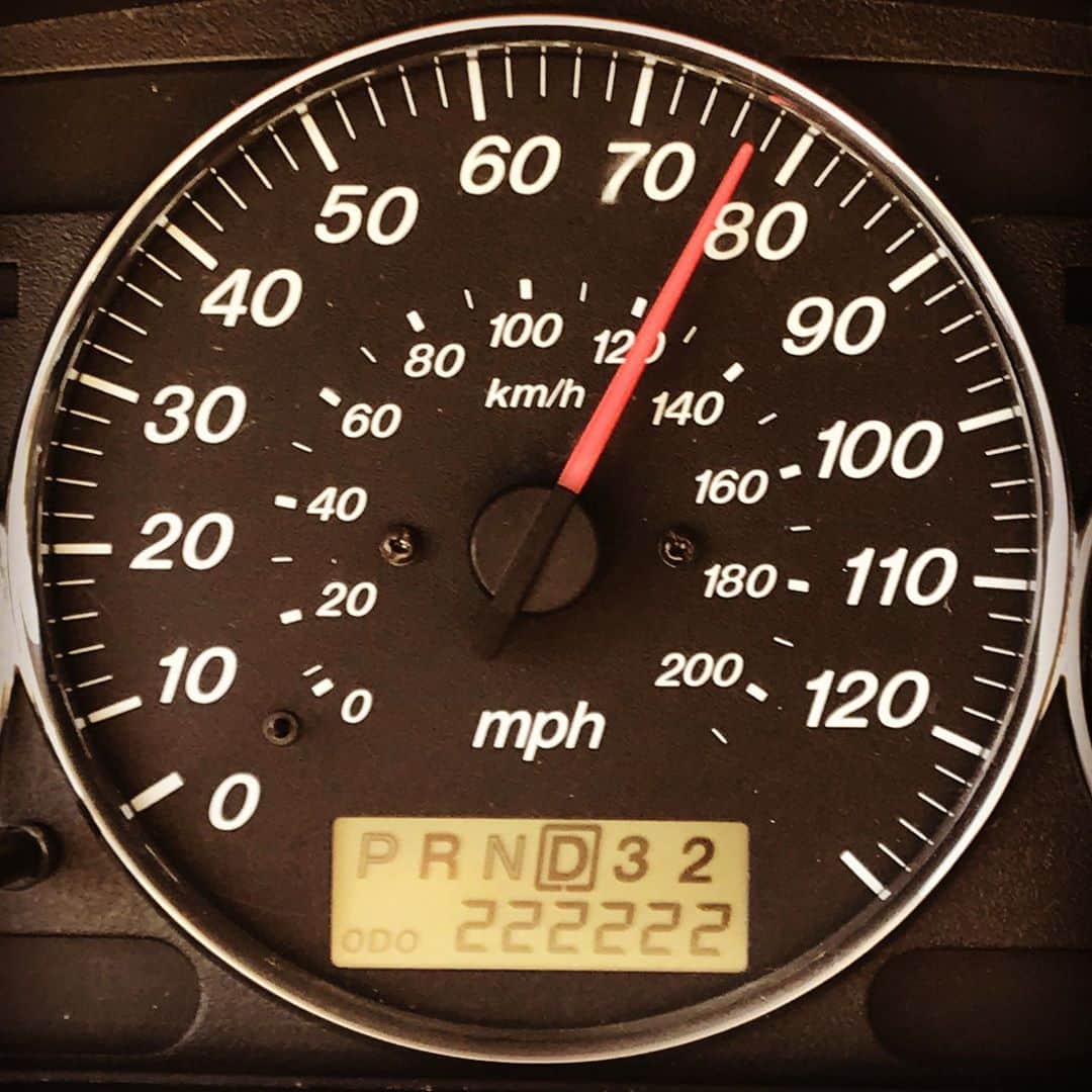 のインスタグラム：「カリフォルニア移住と同時に乗り始めたVAN。 気が付けばODOメーター222,222miles、35.5万キロ。笑 6台に増えたクルマは、大半が走行距離20万マイル前後。それにしてもアメリカの生活はクルマ乗ってばっかり‼️ ちなみに路線によって違うけど、アメリカの法定最高速度は85mphがMAXね  #californiastyle #california #van #odometer #carlife #carguy #freeway #maximumspeed #mph #westcoast #texas #カリフォルニアスタイル #カリフォルニア #ライフスタイル #ライフスタイル不動産 #カーライフ #カリフォルニア工務店 #カリフォルニア生活 #カリフォルニアライフ #テキサス #オドメーター #ゾロ目」