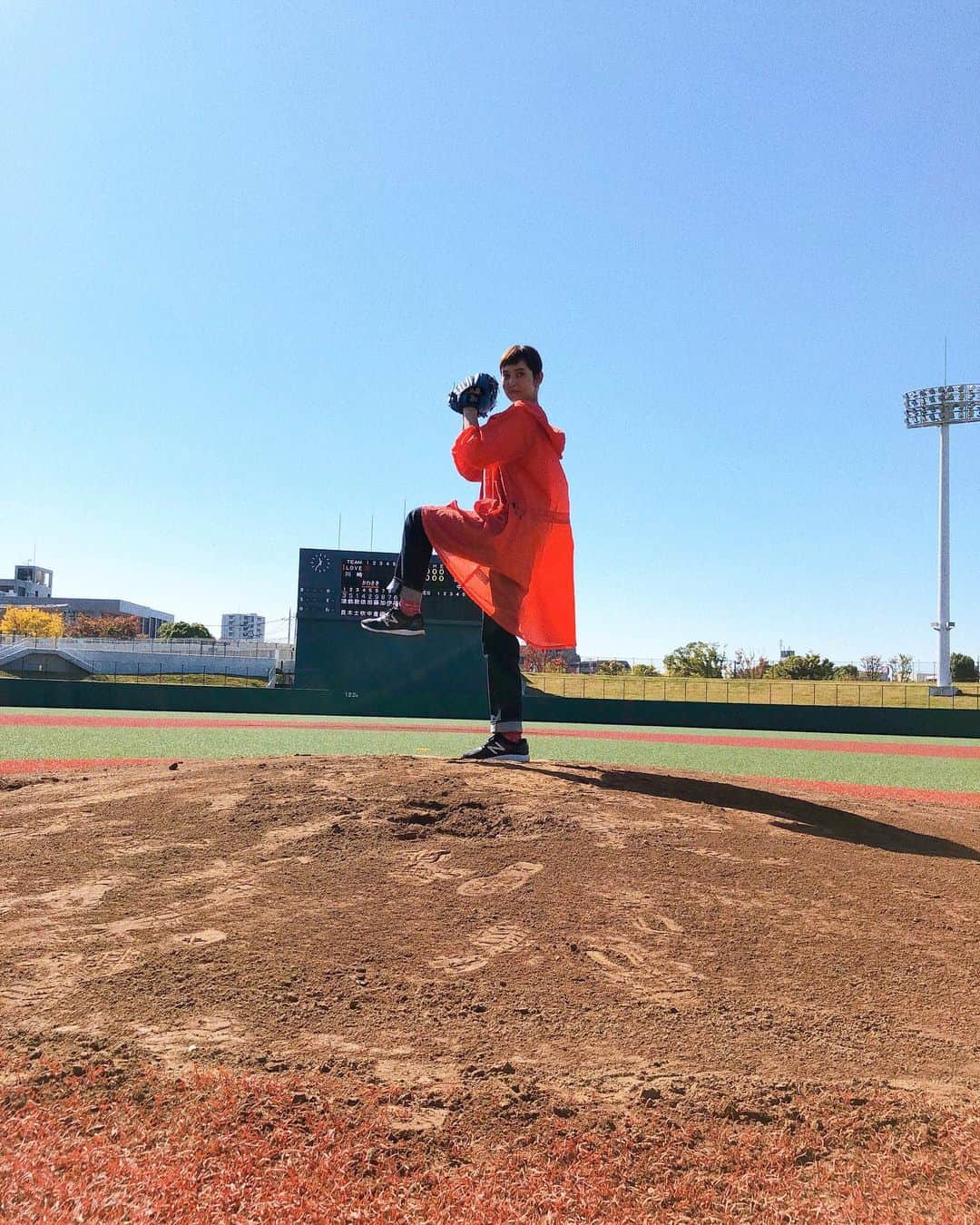 依吹怜のインスタグラム：「出来立ての等々力球場を潜入調査⚾️ マウンドに立って投球できる日が来るなんて🥺✨ 貴重な経験をありがとうございました🌈 知らないことがいっぱいあるなあ。 たくさんの方に愛される球場になりますように♡  #遠いな遠いなキャッチャーミット #ウグイス嬢にはなれません🙈 #富士山が見える球場 #等々力球場 #アウターはNERGY @nergyjapan  #青空に赤がよく映える🍒」