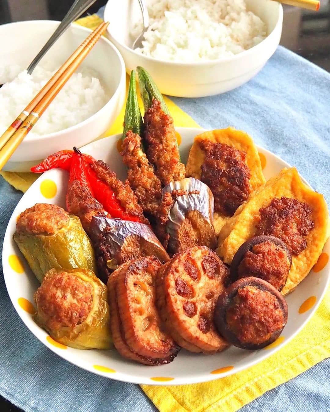Li Tian の雑貨屋のインスタグラム：「What could be more comforting than traditional homemade Niang Tou Fu to enjoy with steaming rice and porridge 😌 @thetofu.guesthouse ‘s Hakka Yong Tau Foo differs from the usual in that the filling are a mixture of pork and fish paste and the ingredients are pan-fried to a nice golden tan, making them extra aromatic and flavorful. No need any extra sauce 😋👍  Hop over to @thetofu.guesthouse for the menu and price. (Picture here illustrates the full variety-7pcs- for 2 pax)   • • • • • #singapore #yummy #love #sgfood #foodporn #igsg #グルメ #instafood #gourmet #beautifulcuisines #onthetable #sgeatout #cafe #sgeats #f52grams #streetfood #feedfeed  #foodsg #savefnbsg #sgblog #musttry #weekends #homemade #sgdelivery #jiaklocal #sghomecooking」