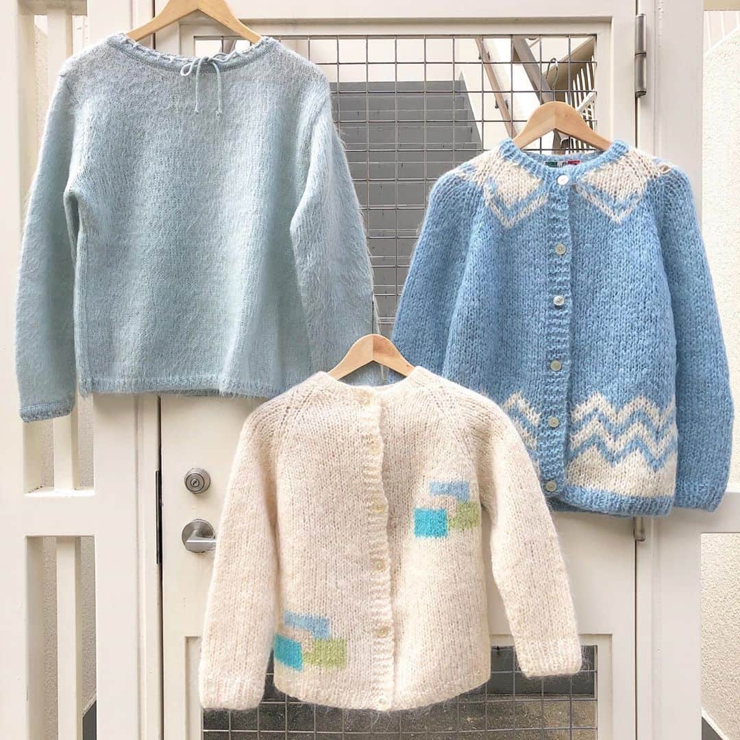 NUTTY Vintage&Collectibleのインスタグラム：「❄️RECOMMEND VINTAGE❄️  ☑︎vtg mohair knit cardigan&sweater -blue color-  毛足の長い可愛らしい風貌ながら、生糸のような光沢がある上品なモヘアニット🐑 モヘアとウール混紡で、よりコシが強く保温性の高いニットです。  特に冬らしいブルーとホワイトのお色。 真冬のさむ〜い時期には、サーマルトップス＋モヘアニットがとても暖かでおすすめの組み合わせです＊  今秋特に人気のモヘアアイテム💛 大好評の為追加でお出ししております＊  🛒VINTAGE ONLINE STOREにてお買い求めいただけます🛒 5%OFFクーポンコード【shop120thx2】  ------------------------------------ 🛍NUTTY通販について🛍 ------------------------------------- ＜ONLINE STORE＞ VINTAGE▶︎http://nutty.theshop.jp/ USED SELECT▶︎https://nuttyselect.official.ec/ （プロフィールページURLよりjump🕊） ㅤㅤㅤㅤㅤㅤㅤㅤㅤㅤㅤㅤㅤ ＜VIDEO CHAT SHOPPING＞ テレビ電話をお繋ぎして、リアルタイムでご案内いたします。詳細は過去の投稿をご覧ください。」