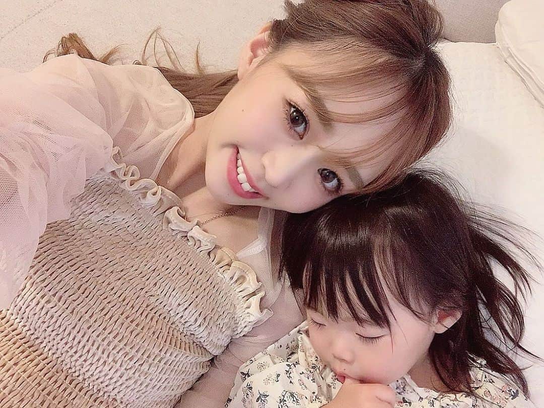 さっぴちゃんのインスタグラム：「... . 隣に座ってたら私の方に頭乗せて 寝ちゃったあかりさん👧🏼🎀 . 最近本当にお喋りさんで可愛いが止まらん𓂃𓈒𓏸 . あーちゃんおむつ替えよ〜！って言えば おしり〜！ぷりぷりぃい〜♡！って逃げたり෴ . ご飯を並べたら わ〜美味しそ〜！座る〜！ いたま〜き！って手を合わせて食べ始めて  食べ終わると ごちそ〜さまでしたっ！って 手を合わせて食器を重ねてテーブル拭いて 片付けまでしてくれる🤣𓇬𓂂 助かります( °∀°) . ただ、おやつを見つけると みちゅけたー！ねえ！みちゅけたー！ あーれーはー！おやつだー！ほらー！って 指差して物凄い勢いで催促してくる🍪⸝⋆(笑) . . ………………………………(♡)……………………………… .」
