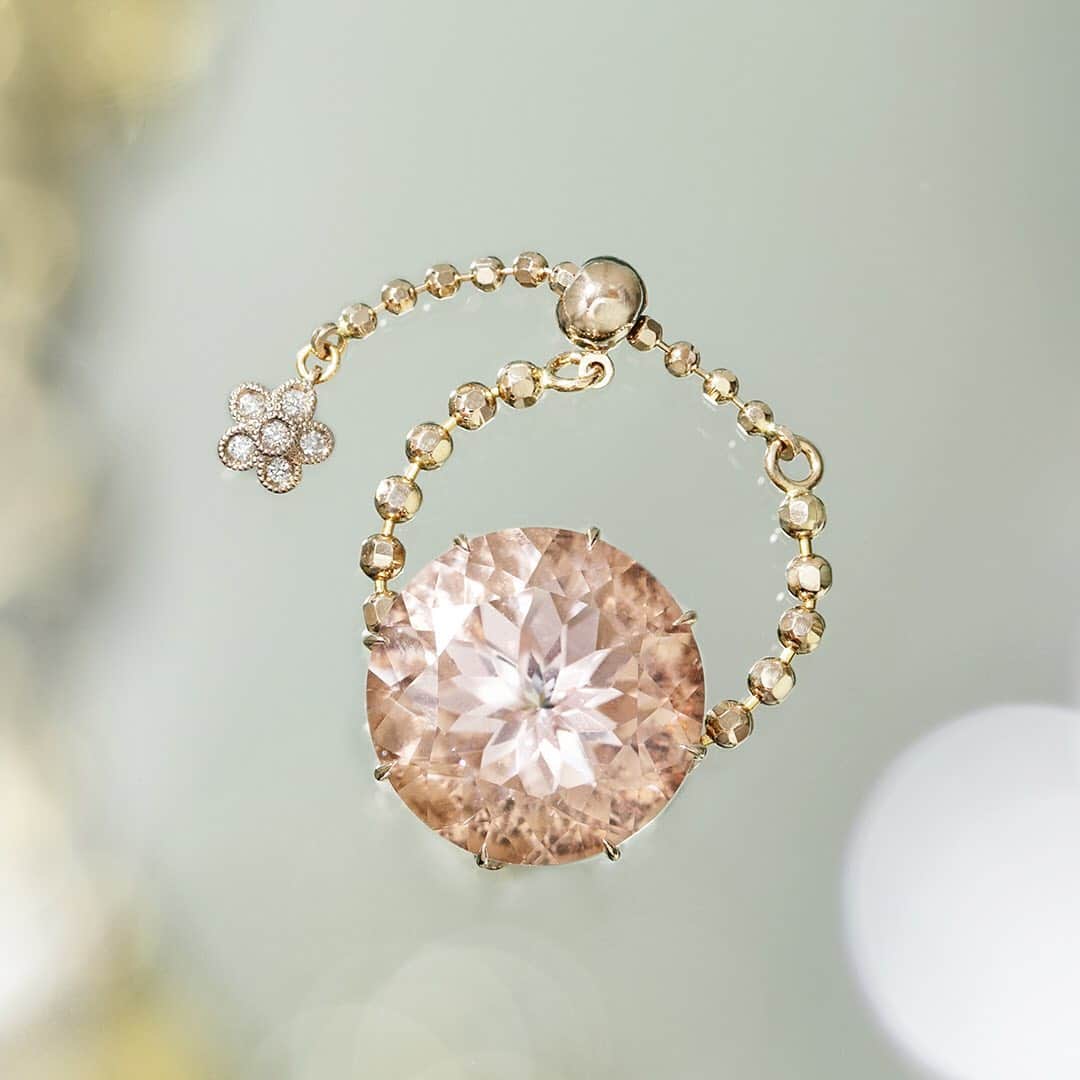 AbHerї〈アベリ〉さんのインスタグラム写真 - (AbHerї〈アベリ〉Instagram)「The limited-edition Morganite chain ring is now available at the AbHerï Ginza Shop. 【アベリ銀座店・先行発売】 11月9日(月)発売   アクアマリンやエメラルドと同じベリルの仲間、 モルガナイト。   大粒で繊細な輝きが美しいモルガナイトを チェーンリングに仕立てました。 サイズ調整が可能なアジャスターには お花のチャームが揺れ 見る人も楽しませてくれます。   数量限定品、アベリ銀座店先行発売です。 ぜひお早めにご覧くださいませ。     #abheri #アベリ #morganitering #モルガナイトリング」11月9日 14時09分 - abheri_official