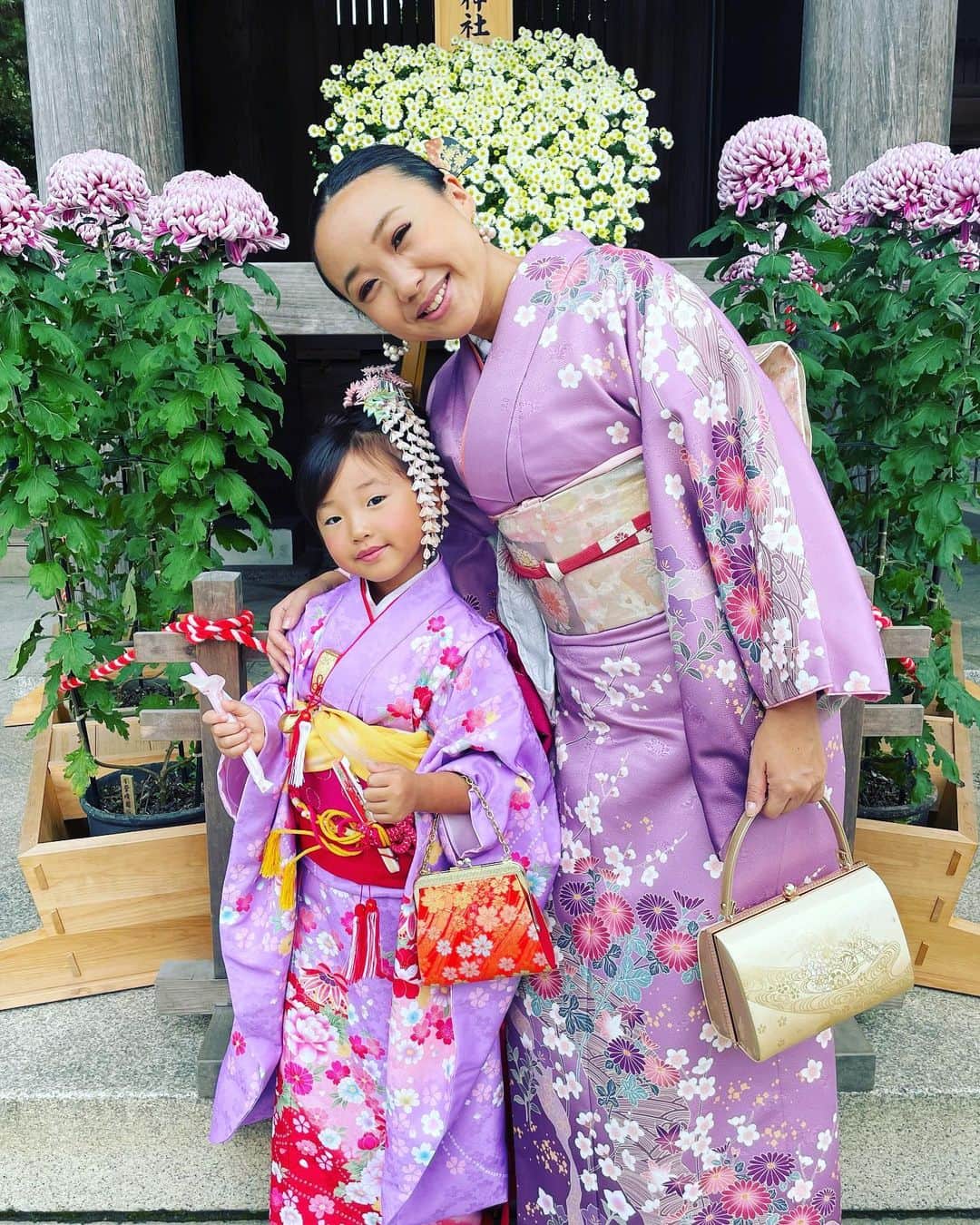 COMA-CHIのインスタグラム：「celebrated my daughter’s 7years... so proud of you such a good, pretty,smart girl!! always you're my reason🥰💕 娘も7歳になりました。 本当に健康で良い子に、すくすくと育ってくれているのが何よりの喜びです。 片親で複雑な思いをさせてしまう事もあるかもしれないけど、この笑顔のために出来る限り尽くし、これからも頑張って行きたいと思います。 様々な方でサポート下さった皆さまにこの場を借りて感謝の気持ちをお伝えいたします🙏❤️✨✨✨  #kimono #japanesegirl #japanesewoman #momanddaughter」