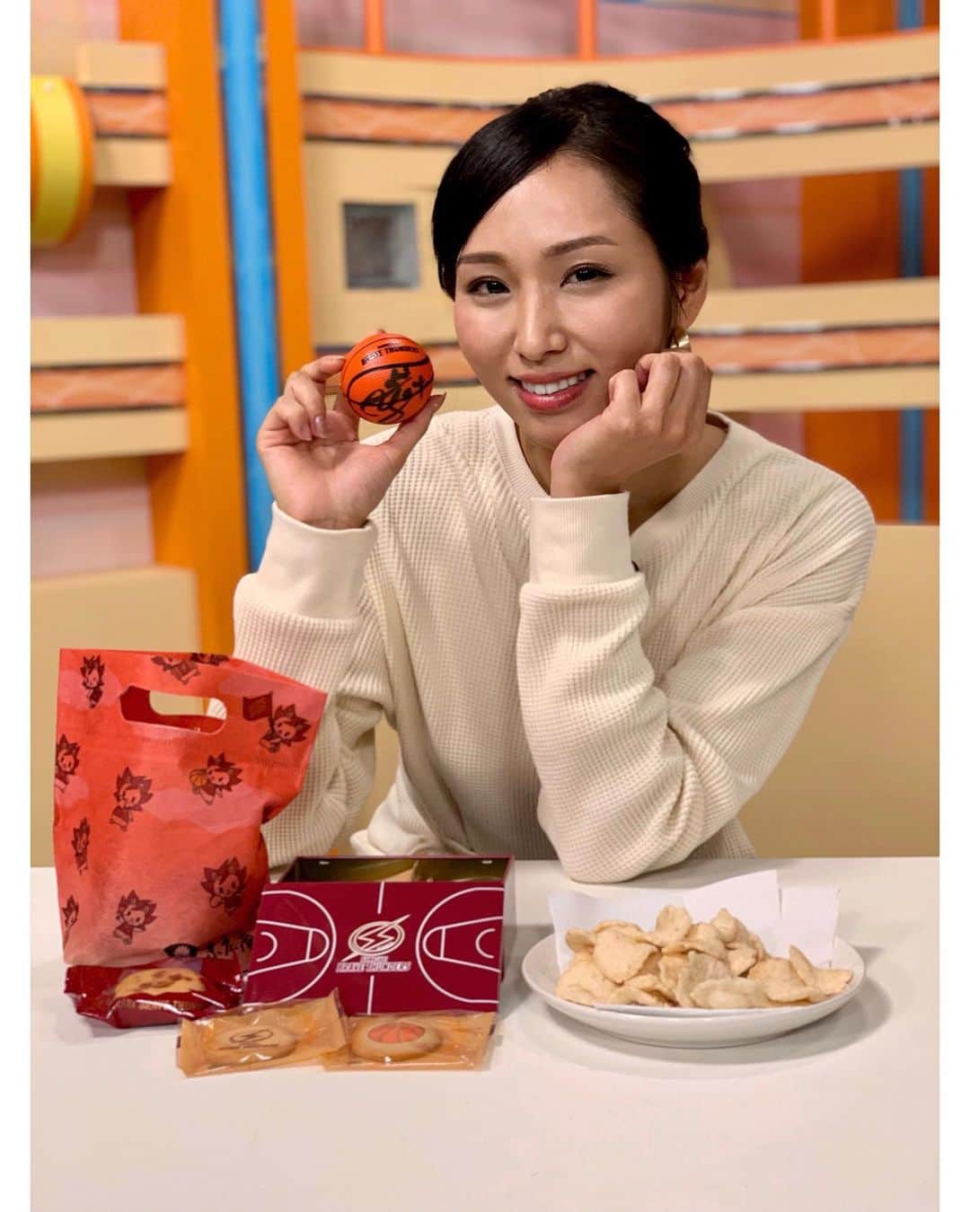 のインスタグラム：「11/9(月)トコチャンワイド生放送📺 ありがとうございました😊 . . 【神戸麻衣のMaiブーム】コーナーでは、川崎ブレイブサンダースvs琉球ゴールデンキングス2連戦のレポでした🎤🏀 スタジオのスタッフさん達にも、川崎ブレイブサンダースのお土産を🤲❤️ 抽選で当たった、青木選手のサインボール🏀も嬉しかったです〜☺️✨ 藤井選手(藤枝明誠高)、青木選手(静岡)、増田選手(静岡) 今後の活躍も楽しみにしています( *ˊᵕˋ)✩︎‧₊. . . 今日スタジオで試食させてもらった、松阪牛のチップスも美味しかった〜🐮💓 ちゃんと個体識別番号が付いてるんです😳‼️ 視聴者プレゼント🎁是非ご応募ください♪ . . 再放送も是非ご覧ください📺⭐️ #司会 #mc #モデル #model #リポーター #ナレーター #reporter #ナレーション #スポーツmc  #イベント #イベントmc #神戸麻衣 #トコチャンワイド #キャスター #沼津 #静岡 #静岡モデル #tokai #トーカイケーブルテレビ #神戸麻衣のmaiブーム #川崎ブレイブサンダース #バスケットボール #川崎 #とどろきアリーナ #bリーグ #basketball」