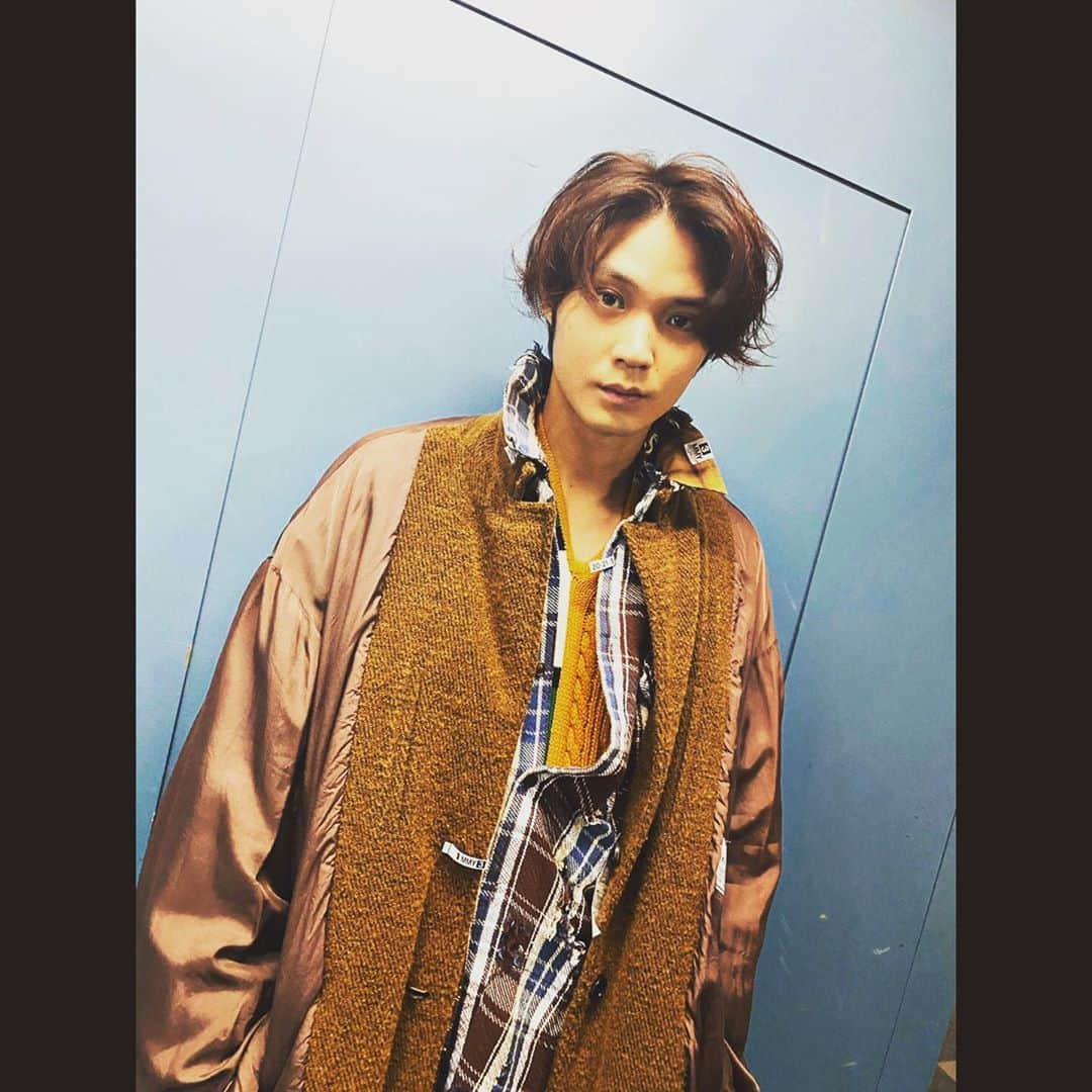 磯村勇斗のインスタグラム：「.  FINEBOYS 12月号  本日発売📸  #FINEBOYS」