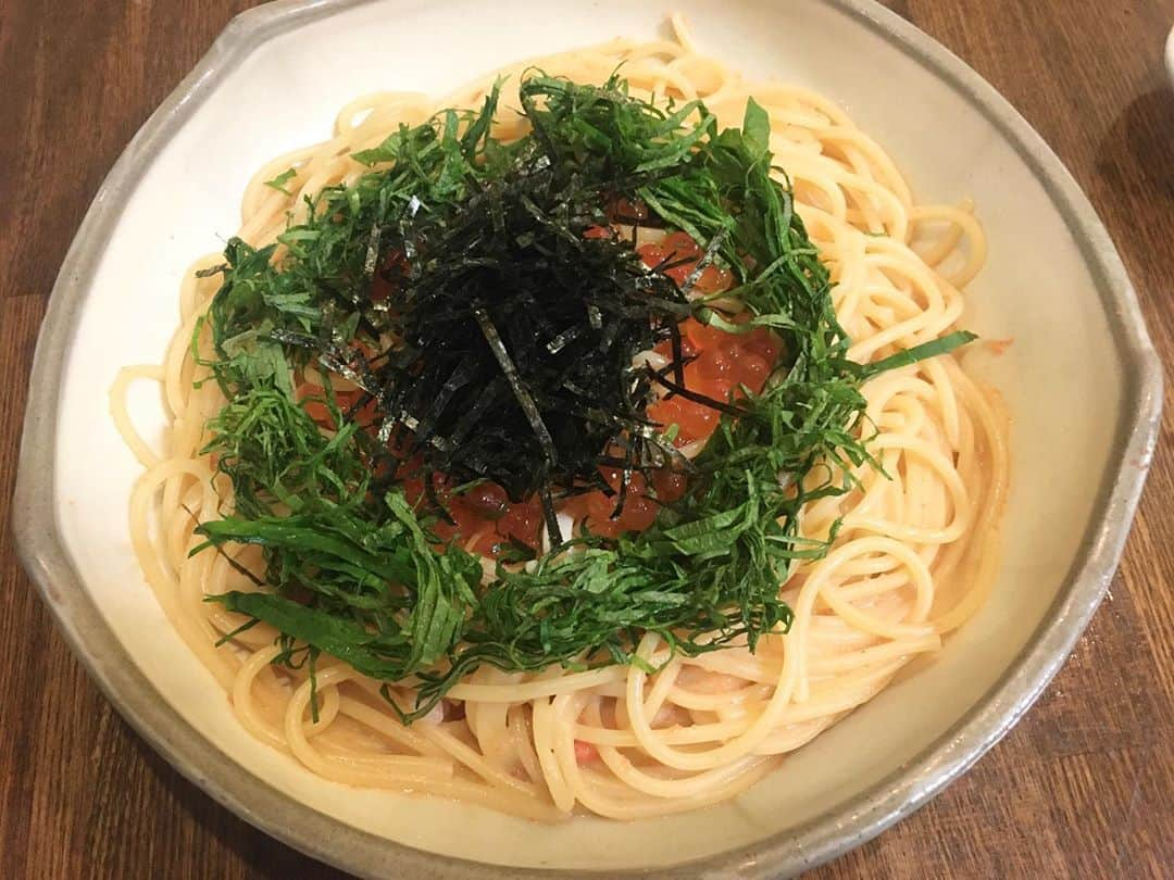 佐藤仁美さんのインスタグラム写真 - (佐藤仁美Instagram)「パスタ  最近 パスタが好き というか 小麦粉好き  たまににしなきゃ。。 ヤバし。。  明太いくらイカ シソ大盛り  うっっまああ  初めていったお店だけど 美味しかったなぁ  場所は内緒だけど え？ は？  #パスタ」11月9日 14時21分 - sato.hitomi.19791010