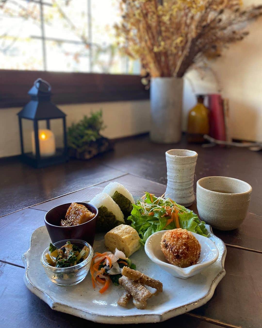cafezakkagallery-flagのインスタグラム：「▪︎ご予約について▪︎  和食プレートランチ(平日のみご提供です) ご予約受付を再開いたしました。 店頭・HPご予約フォームより、前日17時まで受付。 (お電話でのご予約は受付けておりません)  FLAGからの返信メールをもちまして、 ご予約完了となります。 和食プレートのみ予約が出来、お席のご予約は出来ません。 ご来店順でのご案内となります。 満席の場合はお待ち頂きます事ご了承ください。 ※ご予約時間を20分過ぎますとキャンセルとなります。 駐車場に関しましても以前同様先着順となります。 また、駐車場の空き状況のお問い合わせの お電話にはご対応出来ません。 ランチタイムは電話に出られない事もあります。 大変申し訳ございませんが、ご了承願います。  ぜひお庭を眺めつつゆっくりお楽しみ下さいませ。 HPはcafeFLAGのトップページよりリンクがあります。  #cafeFLAG #cafezakkagalleryFLAG #ギャラリー #大阪カフェ巡り #大阪カフェ #枚方市 #枚方カフェ #cafeFLAGのランチ」