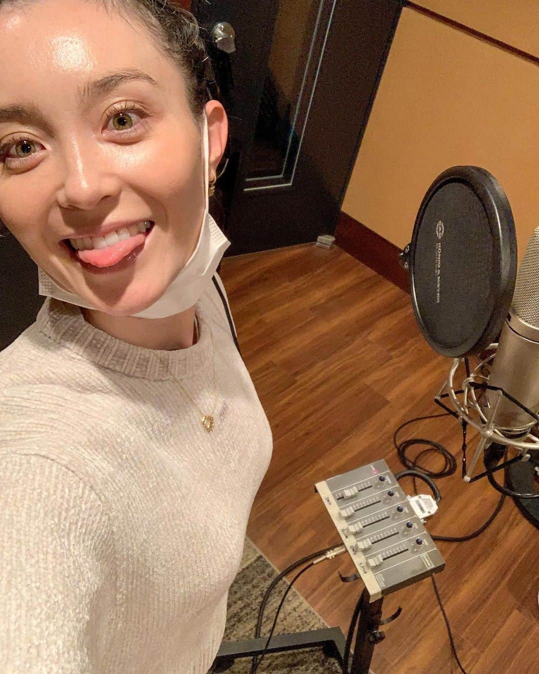 エミ・マイヤーのインスタグラム：「🎙😛work today ••• Sometimes I roll up to bigger projects solo, which surprises some but really I learned to do the dirty work coming up independent — so if I don’t go with a manager or an agent I feel pleased that I can handle it myself. Obviously many perks to having someone do it for you, but always good to have the skills yourself (which often include determination and thick skin 😉)」