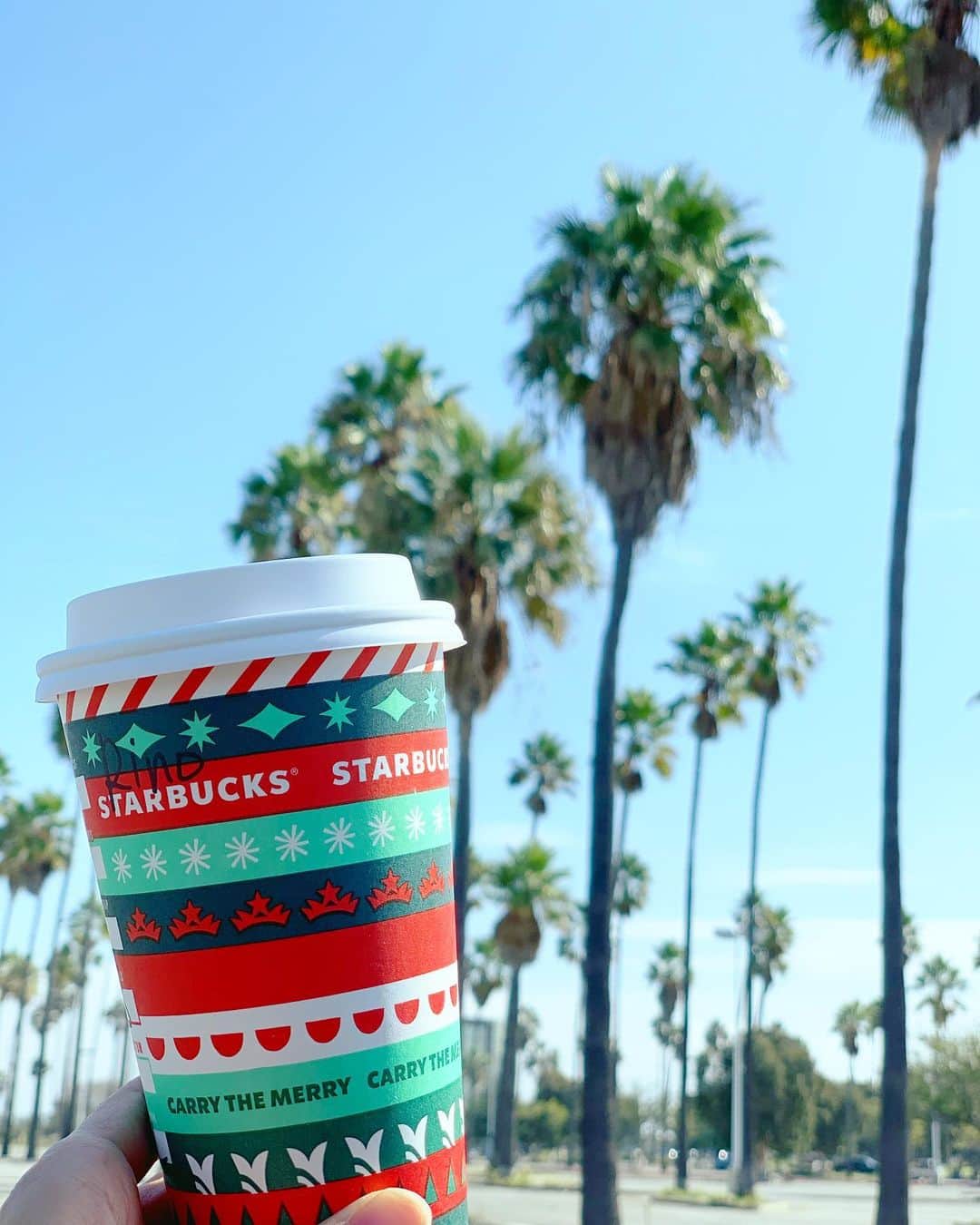 高木りなのインスタグラム：「This is the season for holiday cups ☕️🎄🌟❤️🌴今年もこの季節がやってきた😍  #starbucks #holidayseason #coffee #losangeles #california」