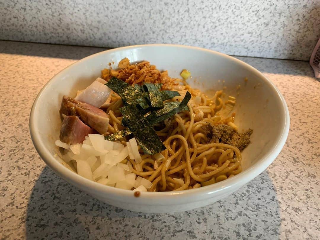 SUSURUさんのインスタグラム写真 - (SUSURUInstagram)「高田馬場のヤバいお店！ 数々のラーメン屋さんで修行を積み、煮干しラーメンを軸に様々な限定メニューでお客さんを楽しませてくれます🍥 この日は燕系背脂煮干しの限定とニンニクたっぷり和え玉！ どちらもしっかりパンチが効いていて食べ応え十分でした🍥 #susuru_tv #1745日目 #破壊的イノベーション #高田馬場 #西早稲田 #東京 #背脂煮干しラーメン #和え玉  #ラーメン #らーめん #ramen #ラーメン部 #ramennoodles #毎日ラーメン生活 #麺スタグラム #japaneseramen #japanramen #foodstagram #foodie #noodles #instanoodle #instaramen #instafood #susururecommended #東京ラーメン #高田馬場ラーメン #燕系ラーメン」11月9日 14時30分 - susuru_tv