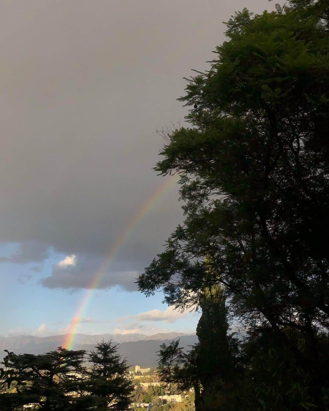 のインスタグラム：「We even got a rainbow yesterday」