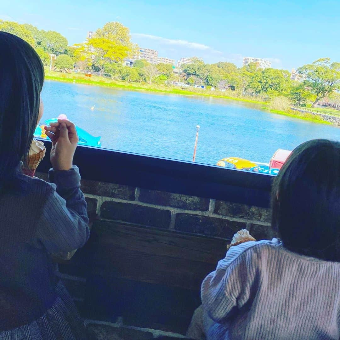 中華首藤さんのインスタグラム写真 - (中華首藤Instagram)「🚣‍♂️🚣‍♂️🚣‍♂️  安・近・短(^.^) #熊本 #熊本ローカル #家族時間  #イイ天気  #熊本市 #東区 #江津  #江津湖  #えとうボートハウス  #白鳥の船  #ペダル漕ぐやつ  #脛に当たるやつ  #筋肉痛になるやつ  #動力は親w  #運転は娘に任せて  #延長して #漕ぎました   #熊本県 #大分県 #中九州タレント  #中華首藤   #rkkラジオ #ラジてん  #生放送中にアップ」11月9日 14時33分 - chuuka_shutou