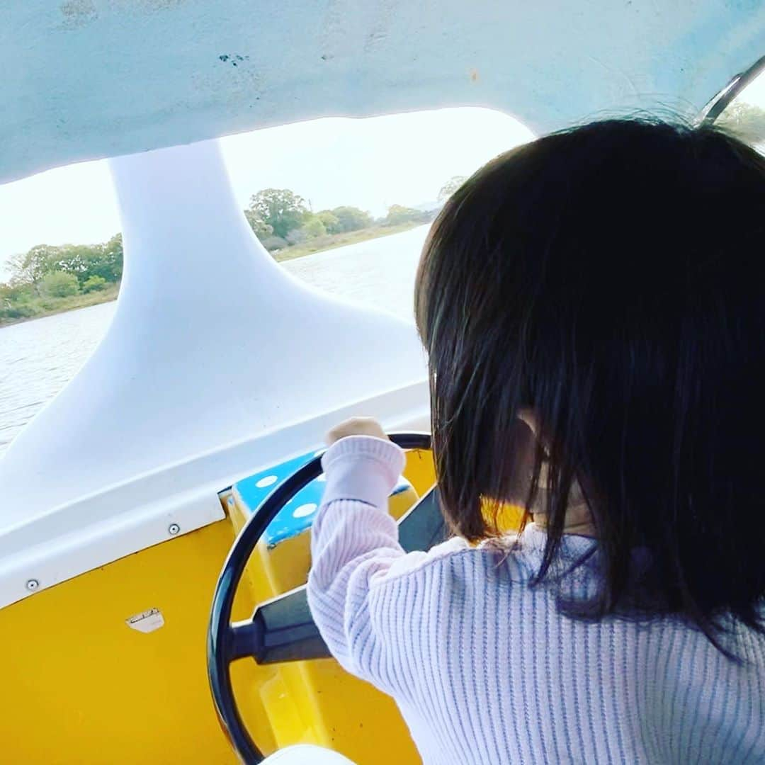 中華首藤さんのインスタグラム写真 - (中華首藤Instagram)「🚣‍♂️🚣‍♂️🚣‍♂️  安・近・短(^.^) #熊本 #熊本ローカル #家族時間  #イイ天気  #熊本市 #東区 #江津  #江津湖  #えとうボートハウス  #白鳥の船  #ペダル漕ぐやつ  #脛に当たるやつ  #筋肉痛になるやつ  #動力は親w  #運転は娘に任せて  #延長して #漕ぎました   #熊本県 #大分県 #中九州タレント  #中華首藤   #rkkラジオ #ラジてん  #生放送中にアップ」11月9日 14時33分 - chuuka_shutou