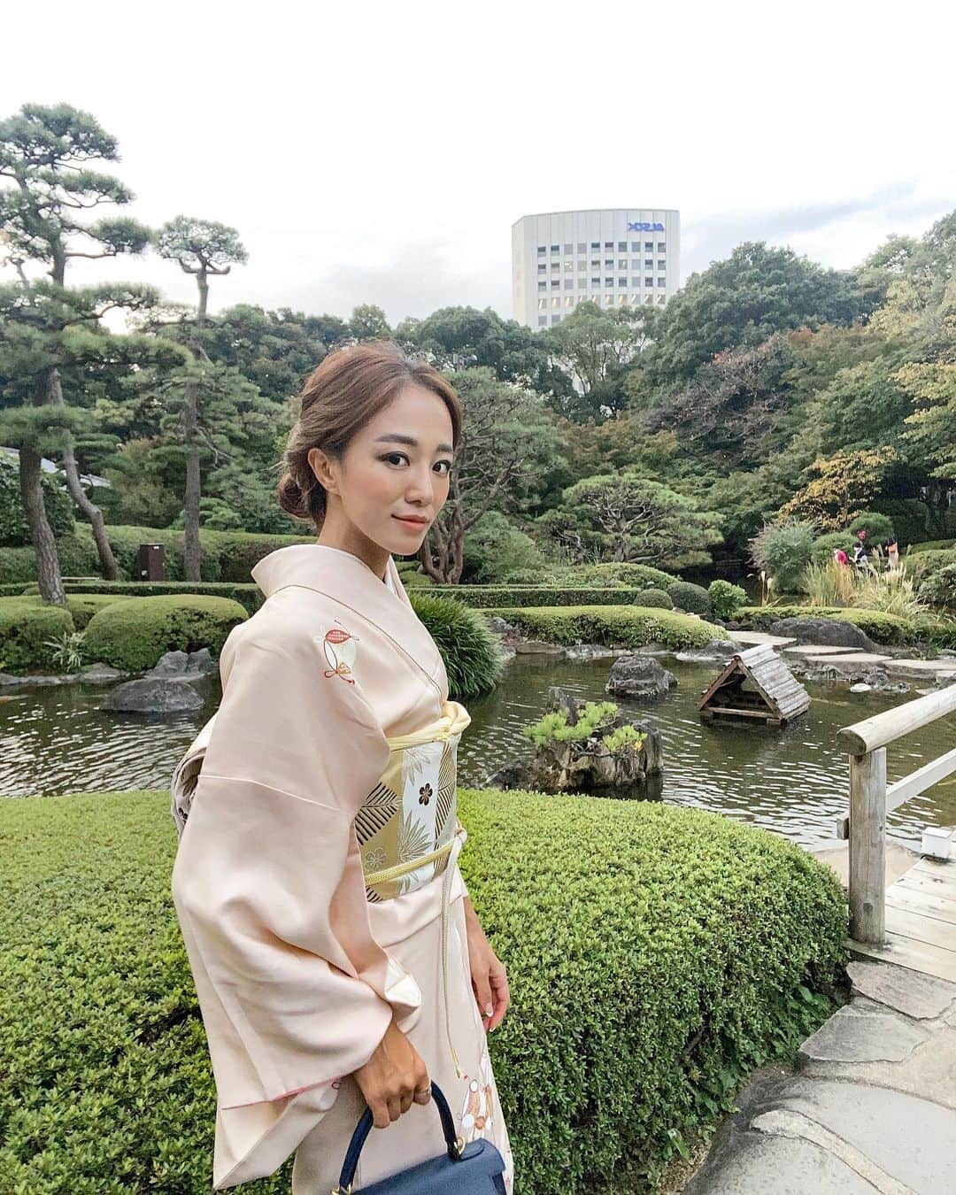 福井仁美さんのインスタグラム写真 - (福井仁美Instagram)「ひさびさのお着物👘  京都の @shosa_kyoto_official さんからレンタルしました。 とっても上品で素敵な正絹のお着物。 肌着からなにからなにまで全部貸してもらえるので自前のお着物よりよっぽど楽。 いろいろ着られて楽しめるしね💕  ヘアは @tani____miyuki  超速で必ず想像以上にしあげてくれる天才。 和装の時もドレスの時も。お出かけの時も。 いつもありがとうございます💕   七五三の時期もあって、ニューオータニの日本庭園はお着物の女性がたくさんいてとっても華やかでした🍂  #kimono #着物 #ミユキhair #着物ヘア #訪問着　#着物レンタル」11月9日 14時38分 - hitton28