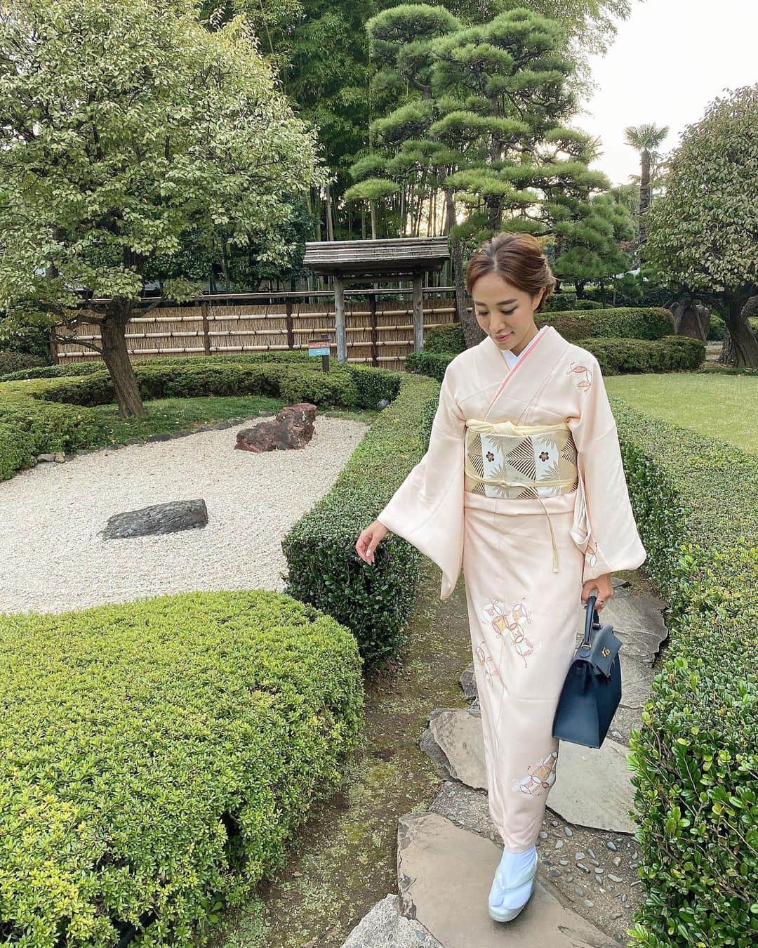 福井仁美さんのインスタグラム写真 - (福井仁美Instagram)「ひさびさのお着物👘  京都の @shosa_kyoto_official さんからレンタルしました。 とっても上品で素敵な正絹のお着物。 肌着からなにからなにまで全部貸してもらえるので自前のお着物よりよっぽど楽。 いろいろ着られて楽しめるしね💕  ヘアは @tani____miyuki  超速で必ず想像以上にしあげてくれる天才。 和装の時もドレスの時も。お出かけの時も。 いつもありがとうございます💕   七五三の時期もあって、ニューオータニの日本庭園はお着物の女性がたくさんいてとっても華やかでした🍂  #kimono #着物 #ミユキhair #着物ヘア #訪問着　#着物レンタル」11月9日 14時38分 - hitton28