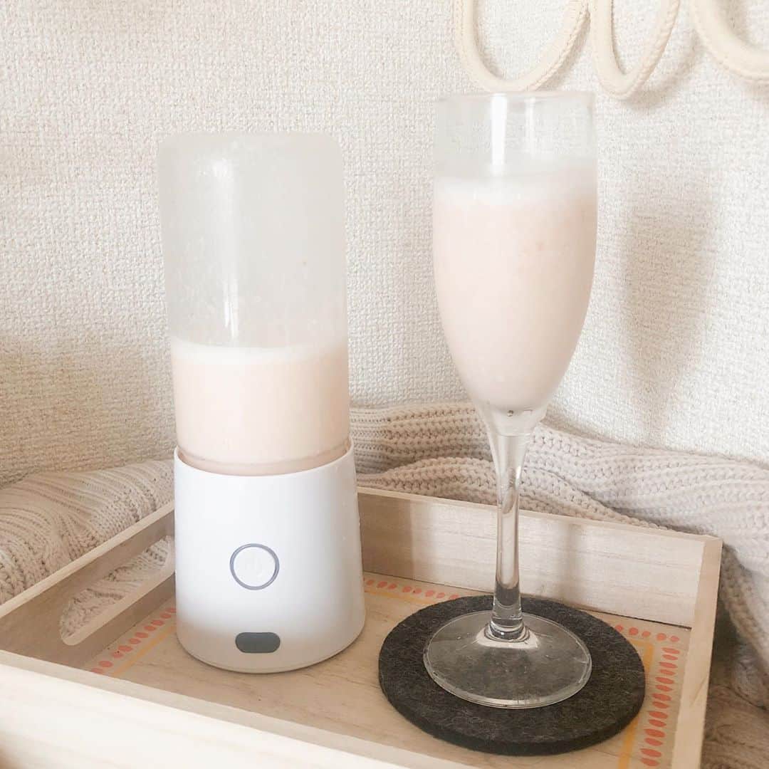 菊池かなこのインスタグラム：「. 1分でスムージーが作れるキットが 毎月10個届く @smooth_smoothie.jp 🥤 . 急速冷凍したフルーツや野菜、 無添加でどれも美味しい🥕🍅🥦 . お気に入りの飲み方は豆乳！ 豆乳と混ぜるとプロテインの様に飲めて大好きです😍 . 購入するとこのミキサーが全員無料でもらえます✨ ミニサイズだし真空保存も出来る上 そのままコップにもなるのですごく便利! . . ୨୧┈┈┈┈┈┈┈┈┈┈┈┈┈┈┈┈┈୨୧ #スムスム#スムーズスムージー#smoothsmothie #スムージー#スムージーレシピ#スムージー生活 #スムージーミキサー#スムージーダイエット #おうちレシピ#おうちごはん」