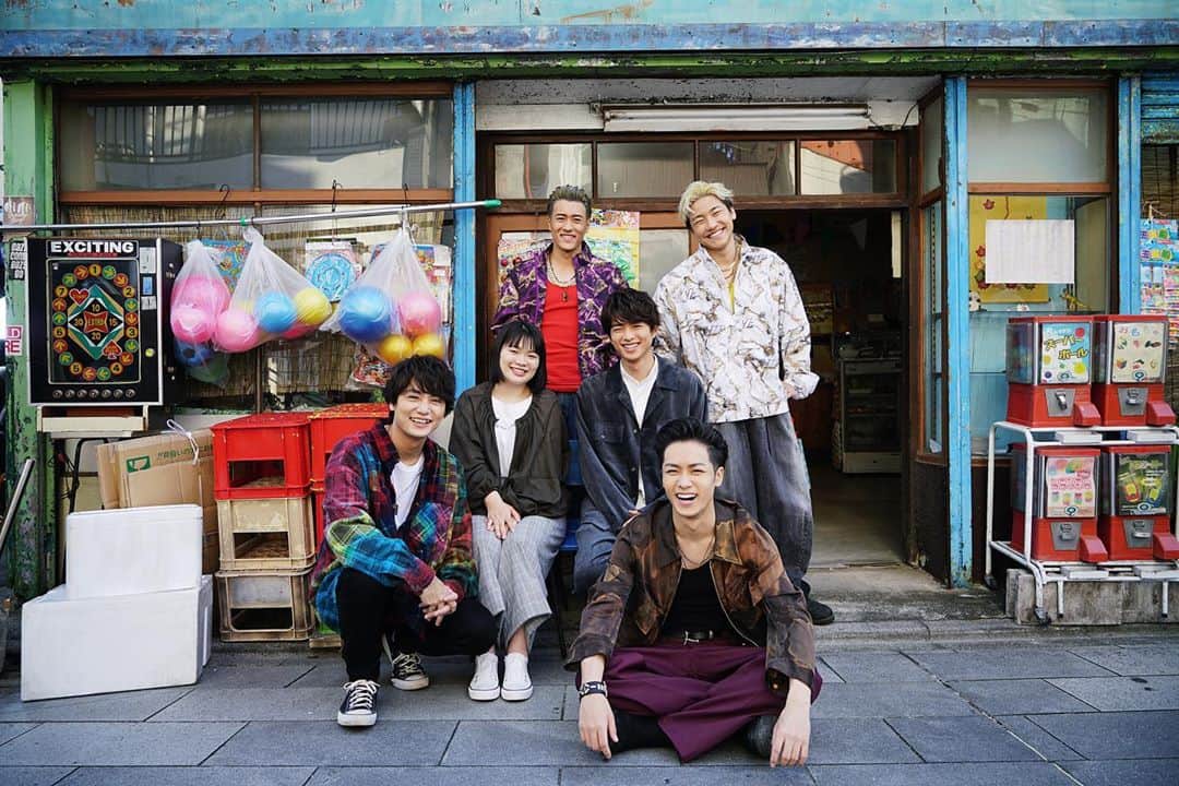 のインスタグラム：「映画「HiGH&LOW THE WORST」に登場した 希望ヶ丘団地・幼馴染6人を描くスピンオフドラマ 「６ from HiGH&LOW THE WORST」  11月19日(木)より日本テレビ他にて 全6話で放送いたします！！  希望ヶ丘団地・幼馴染6人に加え 新キャストに ”謎の男” 坂田基晃（さかた・もとあき）役：森崎ウィン アクション対決にも、ぜひご期待ください︕  そして、DOBERMAN INFINITYの 「6 –Six-」「SO WHAT」が劇中歌に決定！！ 「6 –Six-」は、前作から約1年後の12月2日リリースとなる、 記念すべき10枚目のシングルで、本作のための書き下ろし。 「ここが居場所だから」と幼馴染6人の気持ちに寄り添った 固い絆と仲間の大切さを現した歌詞にも注目です！！  また、初回放送直前の11月19日（木）19時より オンライントークイベントの開催も決定！ 幼馴染キャストの川村壱馬、中務裕太、小森隼、 白洲迅、富田望生、矢野聖人の6人と一緒に どこよりも速くドラマ第1話をオンラインで鑑賞！  ■配信サイト：BARON STREAM https://baronstream.com/ticket/buhnqp7jfcfasoqlfft0 ■チケット価格：2,200円(税込) ※アーカイブ配信あり 2020年11月20日(金)2:00～11月22日(日)23:59  ■放送概要 2020年11月19日(木)24:59〜25:29 全6話〈初回 2020年11月19日〜最終回12月24日〉 日本テレビ 及び系列局にて放送開始! ※放送時間は変更になる場合があります。各局の番組表でご確認ください。 企画プロデュース:EXILE HIRO 監督 : 久保茂昭・平沼紀久・上條大輔 アクション監督:大内貴仁(「HiGH&LOW」シリーズ) 出演:川村壱馬、白洲迅、中務裕太、小森隼、富田望生、矢野聖人 見上愛、森崎ウィン、藤田朋子、美保純 プロデューサー :植野浩之 脚本 :髙橋ヒロシ/平沼紀久・増本庄一郎・渡辺 啓・上條大輔 企画制作 : HI-AX 制作プロダクション: サルベージ ©HI-AX ©髙橋ヒロシ(秋田書店)  #high_low_the_worst  #from_6 #ドラマ #川村壱馬 #THERAMPAGE #中務裕太  #小森隼  #GENERATIONS #白洲迅 #富田望生 #矢野聖人  #森崎ウィン  #髙橋ヒロシ」