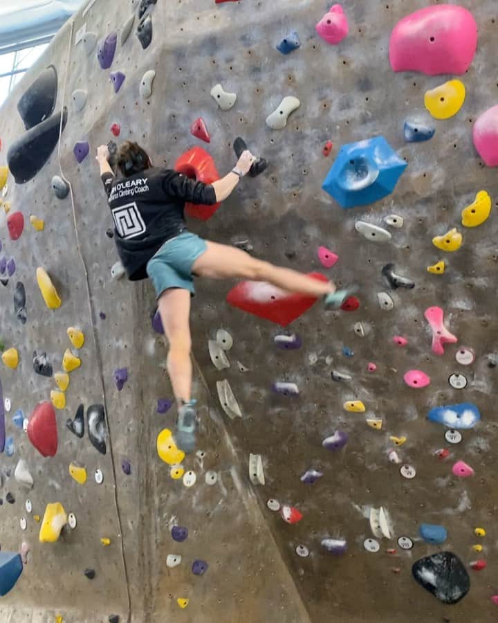 アレックス・パッチシオのインスタグラム：「Trying to get those shoulders back in working order. Been dealing with some shoulder issues lately. 💩 . About 5 months of the right shoulder having some tears due to falling through an ice bridge in RMNP while hiking and catching myself with with my arms to the sides when I fell through to my chest level.  . Then not addressing it correctly or right away I created some impingements on the left shoulder, opposite arm due to it overcompensating.  . The injury to my right shoulder was bad enough to get an MRI and see a shoulder specialist and with the good news that it’s probably just tears in my muscles around the Teres minor, Lat and posterior deltoid and not torn from where the connection points are it will heal on its own. Just needs some TLC and patience. ☺️😁 . Dr. Said I can still climb, but I just need to be picky about the climbs I get on for a bit and it doesn’t really matter about the grade but more about the type of move.  . Here is a, probably very soft, V12 I was able to do in the gym today in a couple tries. Sometime you got to take the “feel good grades” as well! 😂 🤣  . @scarpana @organicclimbing @frictionlabs @evn_cbd @robinoleary」