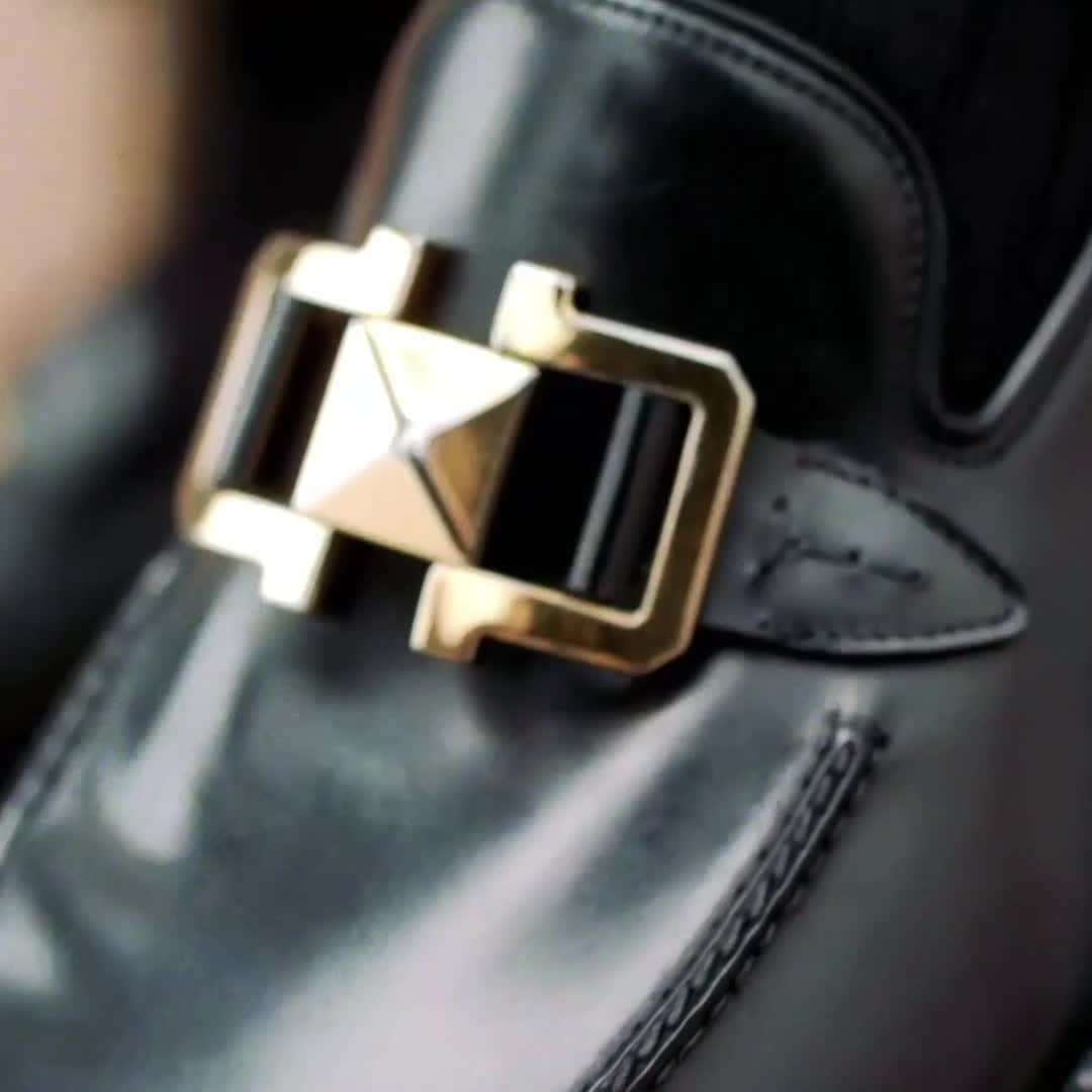 サルヴァトーレ・フェラガモのインスタグラム：「Reflective of the collection’s depth and chromatic richness, iconic house codes are updated and reinvented in a #FerragamoAW20 based upon a foundation of footwear. Explore the latest men’s styles including hybrid combat boots and loafers with a new, squared gancini stud.」