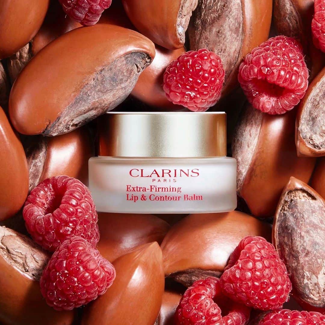 CLARINSさんのインスタグラム写真 - (CLARINSInstagram)「👄This melting lip contour balm visibly replenishes, softens, and smoothes the appearance of fine lines and wrinkles around the lip contour. Lips appear fuller, younger, and beautifully defined.   Comment a 👄 below if you’ve tried this Lip and Contour Balm and love it ♥️  🌿🌱Raspberry Oil, rich in antioxidants and Vitamin E, works together with Shea Butter 🌰 to visibly smooth, nourish, and protect. ♥️Visibly smoothes fine lines and wrinkles ♥️Nourishes and comforts dry lips ♥️Softens, replenishes and plumps ♥️Contains Clarins’ Anti-Pollution Complex  #clarins #lipbalm」11月9日 6時13分 - clarinsusa