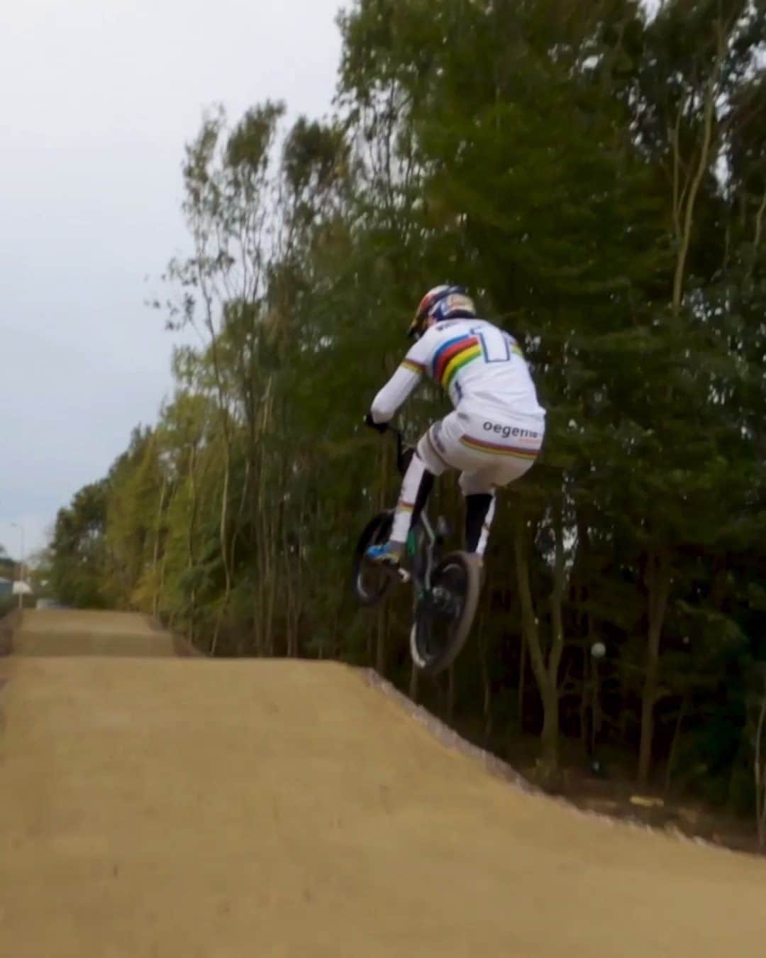 レッドブルのインスタグラム：「his legs at 0:05 be like ⏭ 🌪 🤯 😆  🚲 : @twanvangendt  🎥 : @shaggyfpv  #redbull #givesyouwiiings #bmx #bikelife #fromwhereiride」