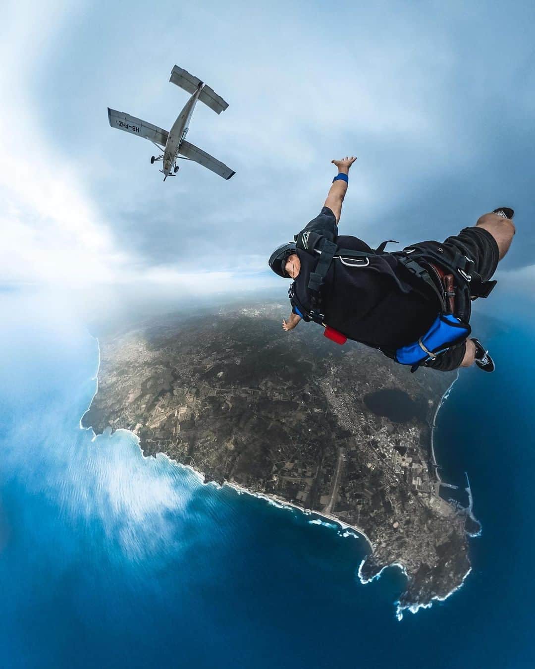 goproさんのインスタグラム写真 - (goproInstagram)「Photo of the Day: @jonnylivorti plummeting out of a perfectly good plane with #GoProMAX 🪂 ⠀⠀⠀⠀⠀⠀⠀⠀⠀ @GoProIT #GoProIT #GoPro #Skydiving #360Camera」11月9日 6時16分 - gopro