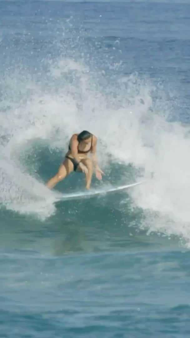 カリッサ・ムーアのインスタグラム：「Waves and beautiful weather at home 👌🏼 Two rides from a session the other day on my new favorite @mayhemsurfboards_mattbiolos 5’11” ... thanks @swellpatrol for the 🎥」