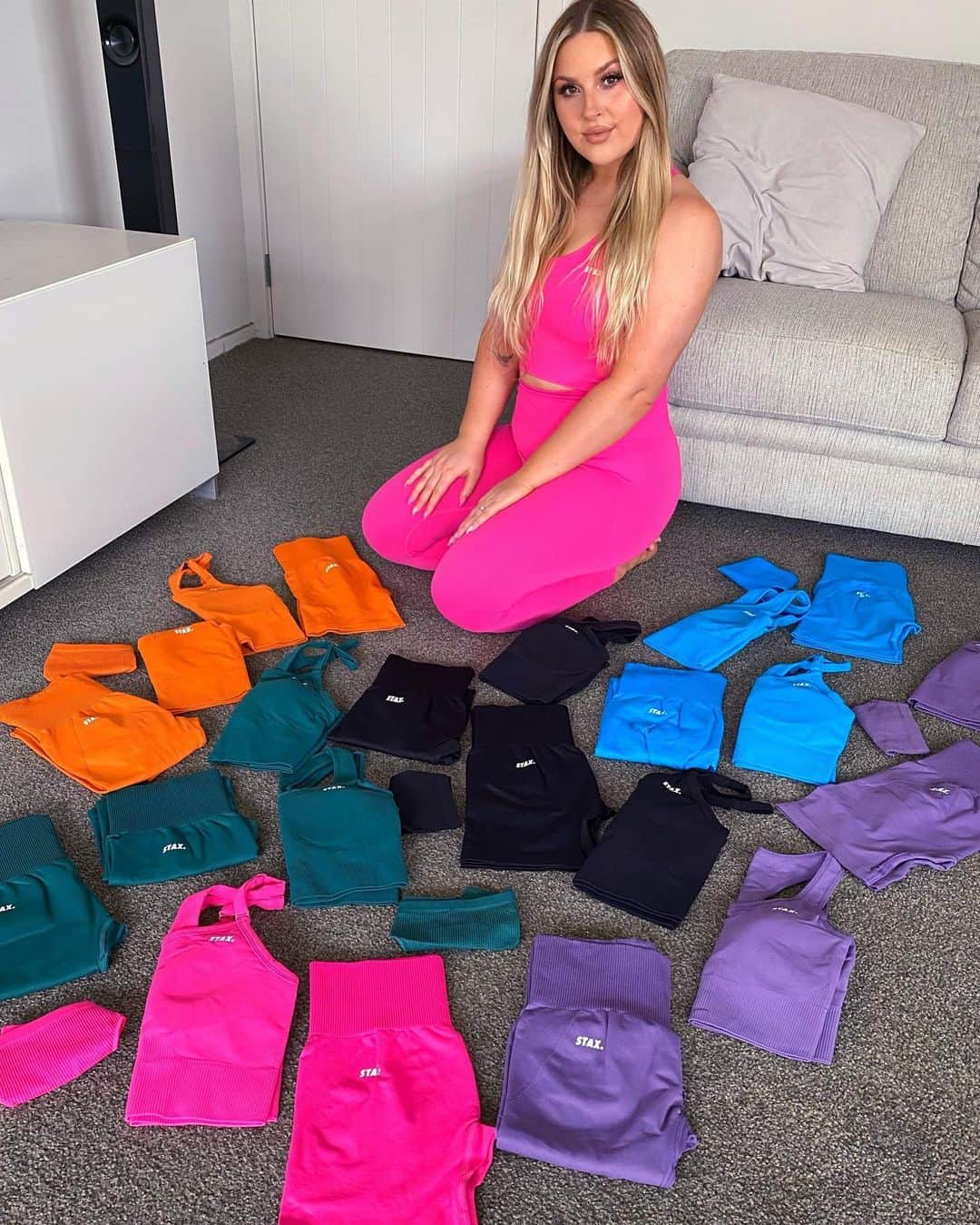 Shannonのインスタグラム：「#AD ✨ STAX. GIVEAWAY ✨ 1 WINNER - ENTIRE PREMIUM SEAMLESS V3 COLLECTION (detailed below) VALUED AT OVER $1500 All you have to do is ⭐️1. Follow @staxofficial_ ⭐️2. Share on stories & tag @staxofficial_ ⭐️3. Tag all your friends (more tags = more chances)   Winners will be announced 9pm AEST Thursday night on @staxoffical_ story 🏆- Good luck and don’t forget you can use code SHAN10 when shopping STAX. for a discount 💓 #STAX #lovemystax #bestblacktights」