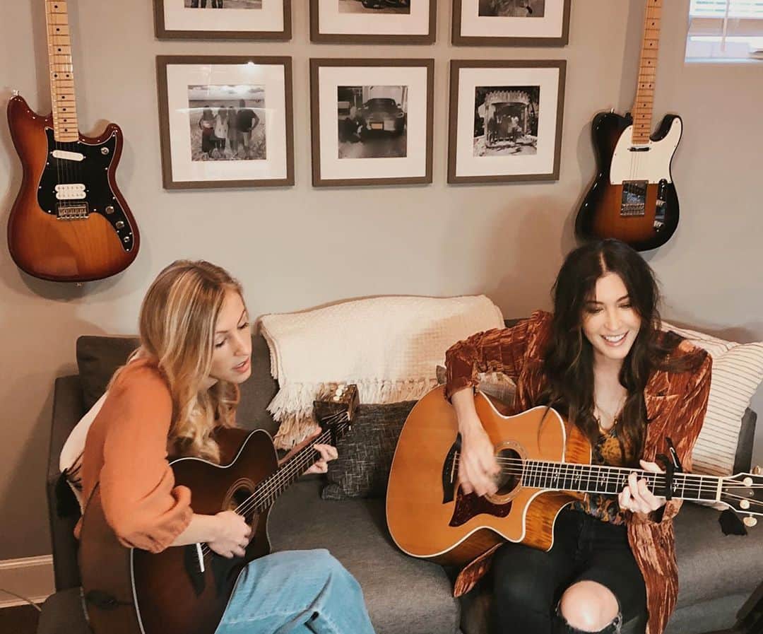 ケイト・ボイージェルのインスタグラム：「had the best time playing some music with my baby sis @courtneyvoegele for the KV Kreative launch party today! Thank you SO much to everyone who came to hang! So excited to do these livestreams every month 🎉🎵🎸 Happy Sunday! .  ps if you missed it or haven’t signed up yet you can still watch the replay! Link is in my bio ✨💛 https://www.patreon.com/katevoegele」