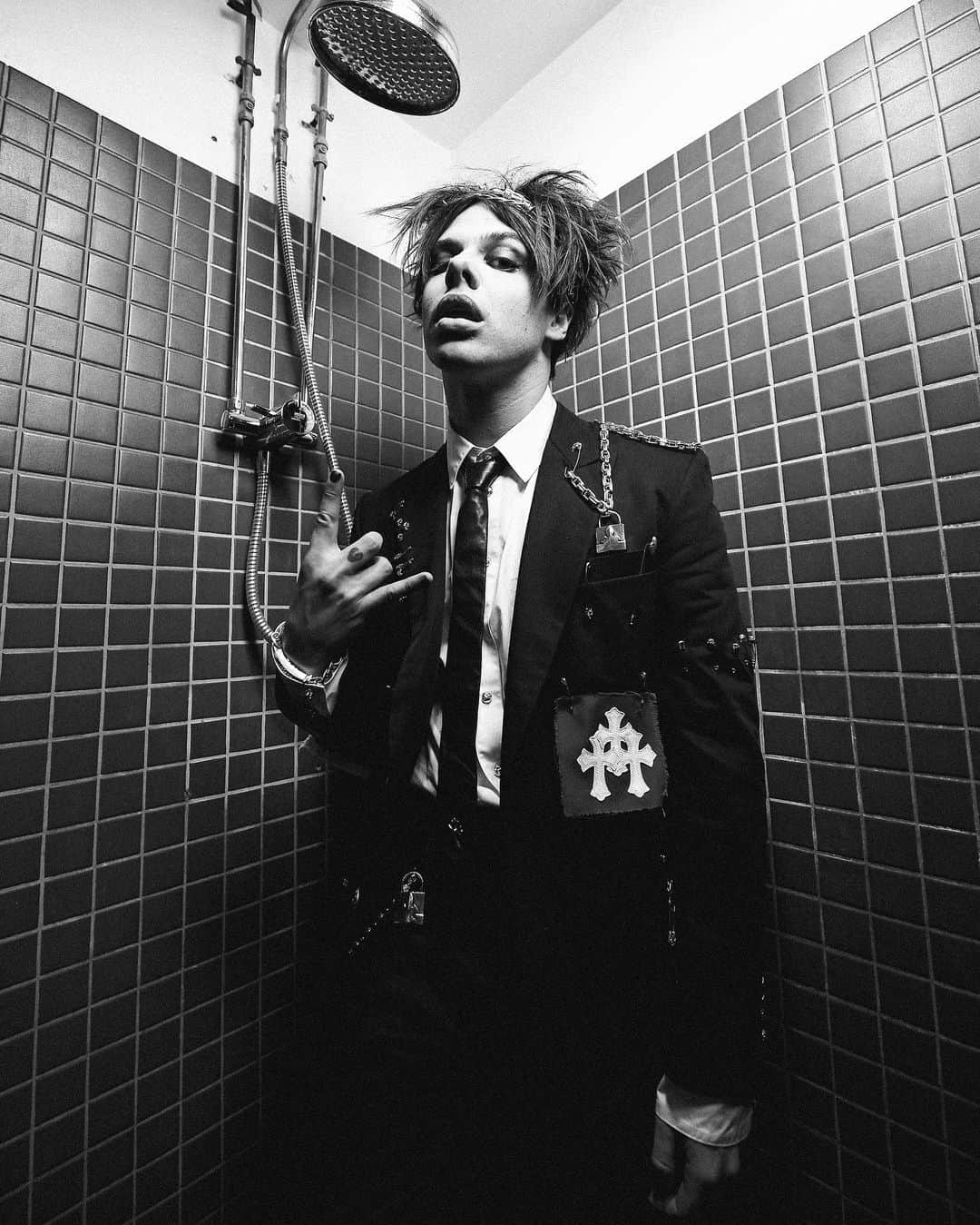 クロムハーツのインスタグラム：「+ @yungblud dipped in custom Chrome Hearts for the @mtvema ‘s +  + + bespoke」