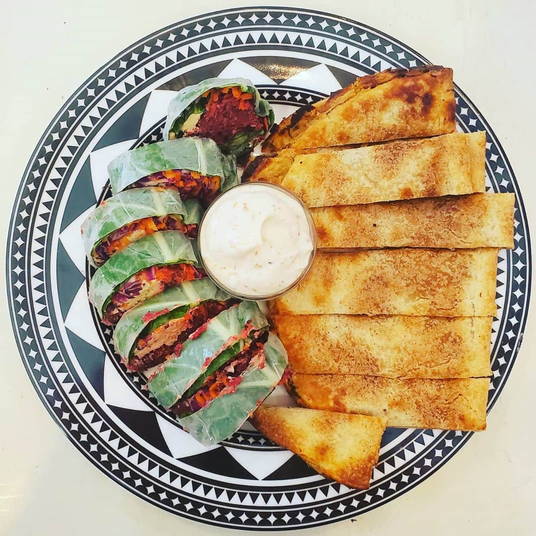 ガソリングラマーさんのインスタグラム写真 - (ガソリングラマーInstagram)「PLANT BASED UPBEET CHEESEBURGER WRAP + SPICY POTATO FLATBREAD + SWEET N SPICY GARLIC DIP #GASOLINEKITCHEN 🥬🥕🍔🥔🌿🧅🌶🧄 @urbanremedy #UPBEET #cheeseburger #wrap @bolani.co #slicypotato #flatbread  @thesaucegoddess #sweetnspicy #garlic #dip #mix @vayoveganmayo #veganmayo  @followyourheart #vegenaise #mayonnaise  #vegan #veganfood #whatveganseat #plantbased #vegetarian #VEGANGOOD #vegansofig #veganfoodie #foodie #plantbased #plantbasedfood #plantbasedfoodie @gasolineglamour #gasolineglamour  @gtfoitsvegan #gtfoitsvegan  @marketbox.sd  #marketboxsd  @caskatatableware fez plate」11月9日 6時41分 - gasolineglamour