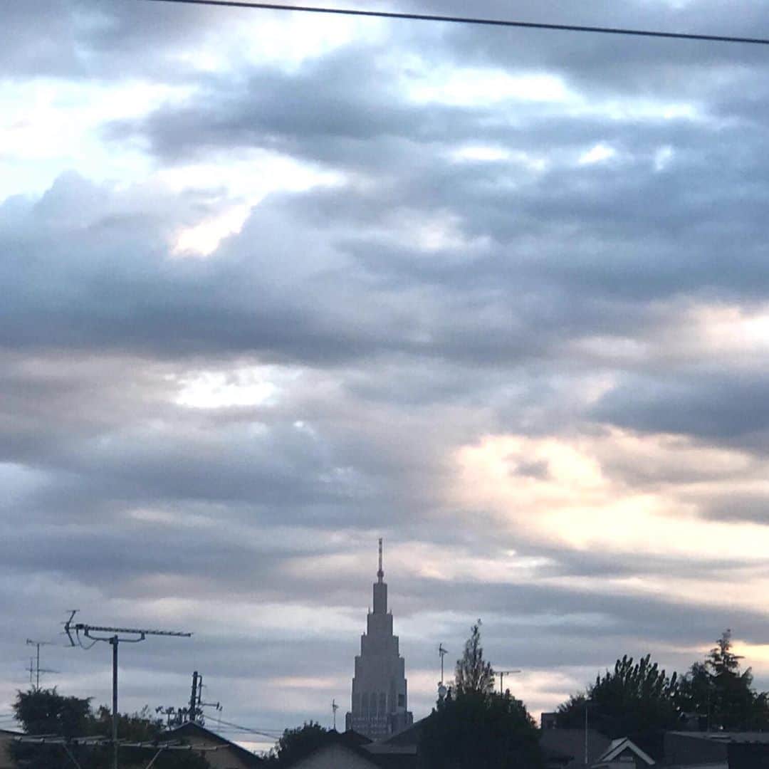 土屋眞弓のインスタグラム：「おはようございます☁️✨ こんな空も好き💗  今日も良い一日を😊  #goodmorning  #beautifulsky  #goodday」