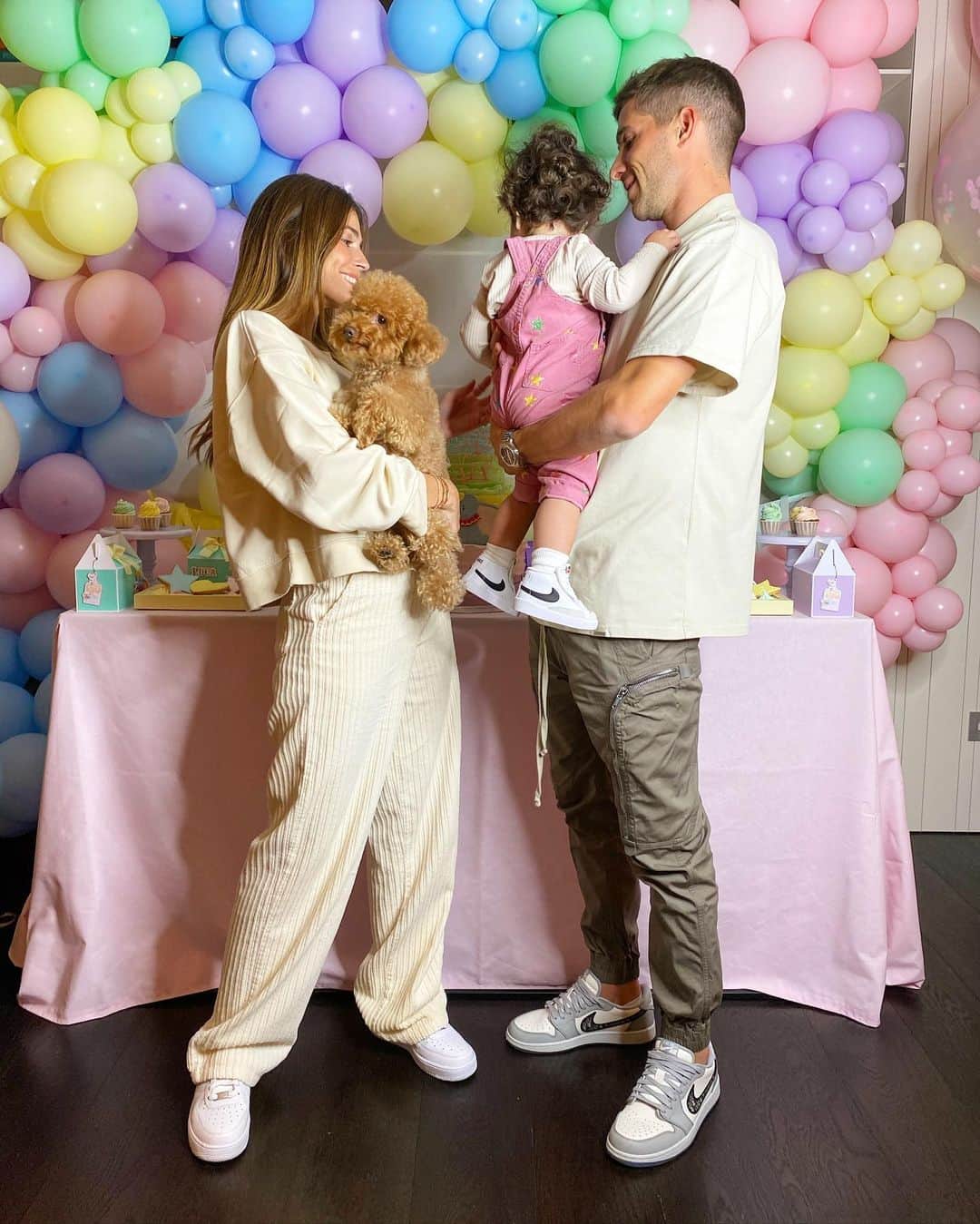 セルジ・ロベルトのインスタグラム：「Happy 1st birthday little Kaia 🎈🎉❤️ 1st year of happiness and love! It’s been the most special year of our lives! Sempre ens tindràs al teu costat! Et desitjo tot el millor, que segueixis amb aquesta alegria i felicitat i que tinguis molta salut! T’estimem molt ❤️  And @coralsimanovich thank you for being the best mother for our princess! Love you!❤️」