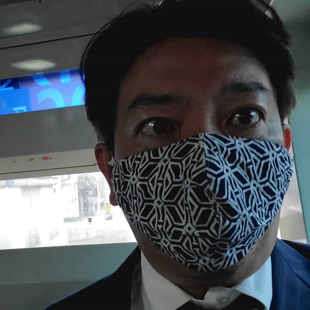 竹内弘一のインスタグラム：「わくわく！バス通勤🚌 これまで20年、徒歩、原チャリ、チャリなど 自力通勤でしたが、 週一回、四条室町に出勤する際には バスを使うことになりました。 早朝からたくさんの人が乗ってきて 気温も下がってきたので 車内はまあまあ密ですね。 いろんな発見があります。 #バス通勤 #京都市バス」