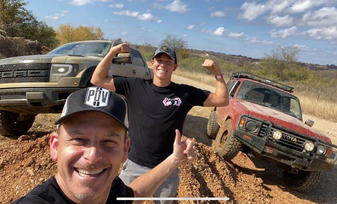 スティーブのインスタグラム：「Bridgeport is awesome!!! #offroading Ford vs Toyota ! Thanks @gallo24gtr for an awesome day today ! 本日初めてテキサスでオフロードしてみた！トヨタvsフォード！今度動画を公開します #スティーブ的視点」