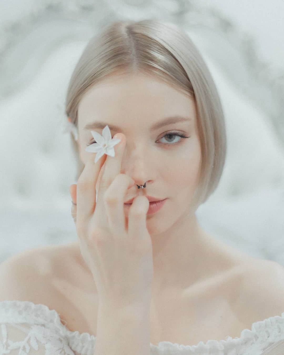 ティール・ココのインスタグラム：「Maybe one day we'll wake up and this will all just be a dream...☁️🌸 2020 has taught me patience & self reflection. When you are FORCED to be isolated with your own thoughts  you go through the motions (or should I say EMOTIONS 😅). This is the longest I've been home in 8 years 😱 Time with my family has made me appreciate the time together....time away from friends has made me cherish them more...I am more grateful now than ever for my life and my personal accomplishments... My worst enemy is me and I'm finally finding a neautral ground with her 🖤 WHAT has 2020 taught you? ❤️❤️❤️ . . . Photo: @_tommykuo 📸 Florist: @flo_and_co_melb 💐 Makeup: @danieltanmakeupartist 💄」