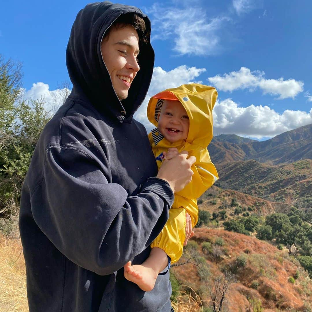 ナッシュ・グリアさんのインスタグラム写真 - (ナッシュ・グリアInstagram)「Rubber ducky, you’re the one 🐥🎶」11月9日 7時22分 - nashgrier