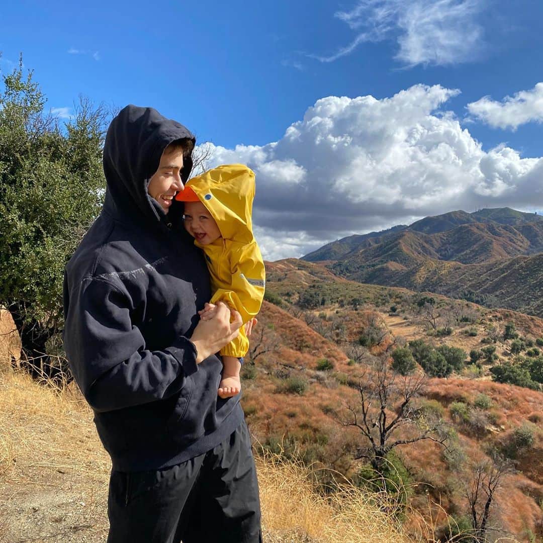 ナッシュ・グリアのインスタグラム：「Rubber ducky, you’re the one 🐥🎶」