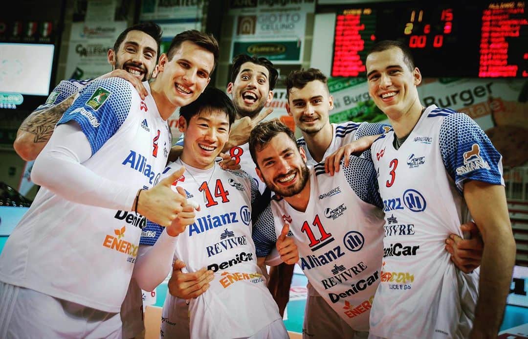石川祐希のインスタグラム：「. .   vs Padova 3-2  昨日はフルセットで勝利しました！ 無観客だったのは残念でしたが、パドヴァの体育館でプレーできたことは嬉しく思います！  前半戦も残り3試合。最高の準備をして次に臨みます💪  @powervolleymilano  #descente #デサント #エイチアンドエス #プロクターアンドギャンブル  #vaam #ヴァーム #asics #アシックス #italia #serieA #superlega #pallavolo  @legavolley」