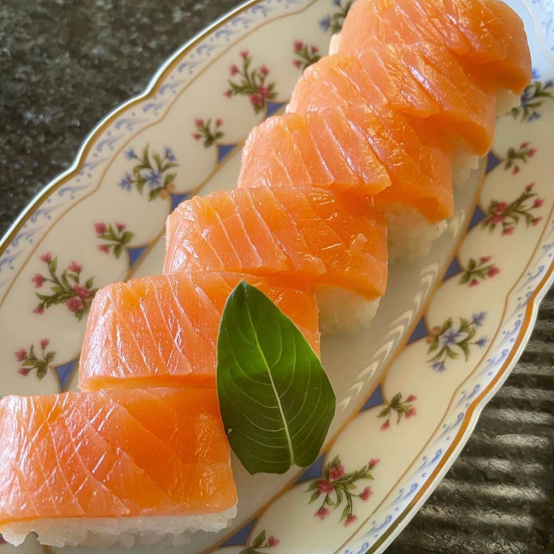 松久信幸さんのインスタグラム写真 - (松久信幸Instagram)「Smoked salmon was marined with rice vinegar.after that, I made bosushi 🍣 @kolikofcaviar  #bosushi」11月9日 7時41分 - therealnobu